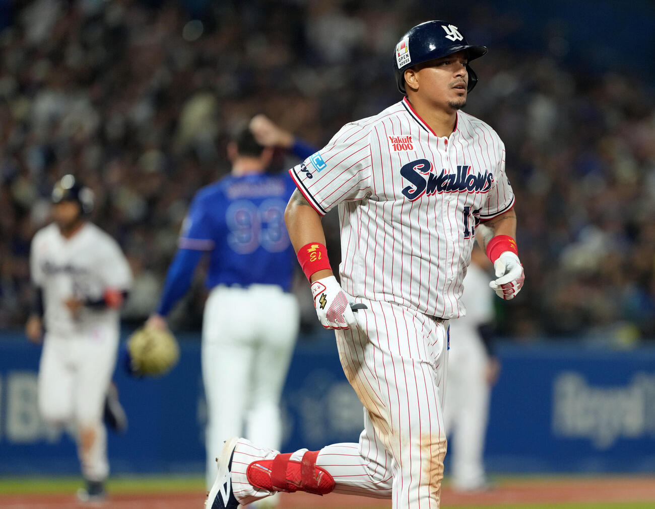 ヤクルト対中日　6回裏ヤクルト2死一、二塁、左越えに3点本塁打を放ったホセ・オスナ（撮影・たえ見朱実）