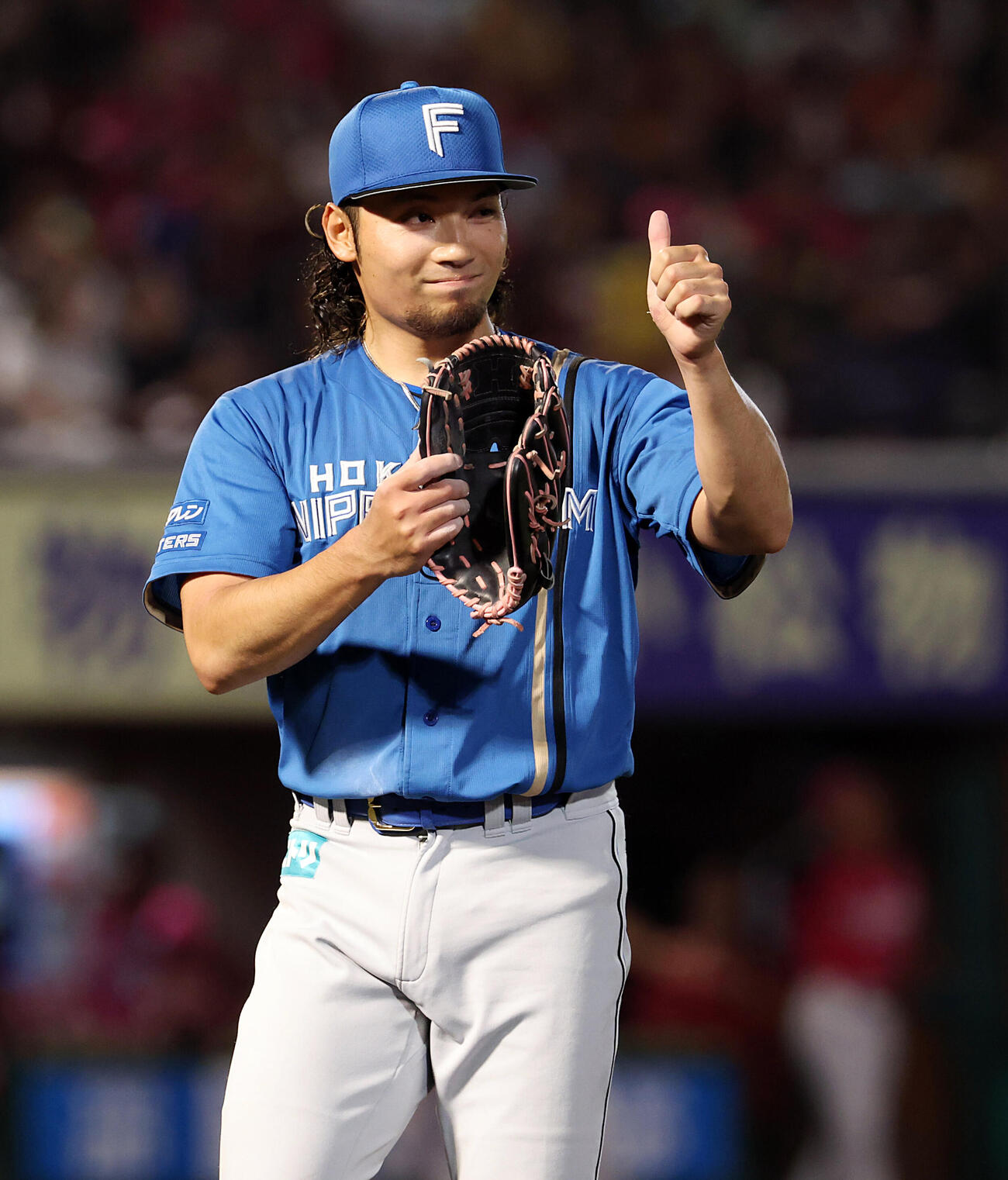 楽天対日本ハム　6回裏楽天の攻撃を無失点で乗り切った伊藤大海は好返球の細川凌平に手を合わせながらサムズアップ（撮影・浅見桂子）