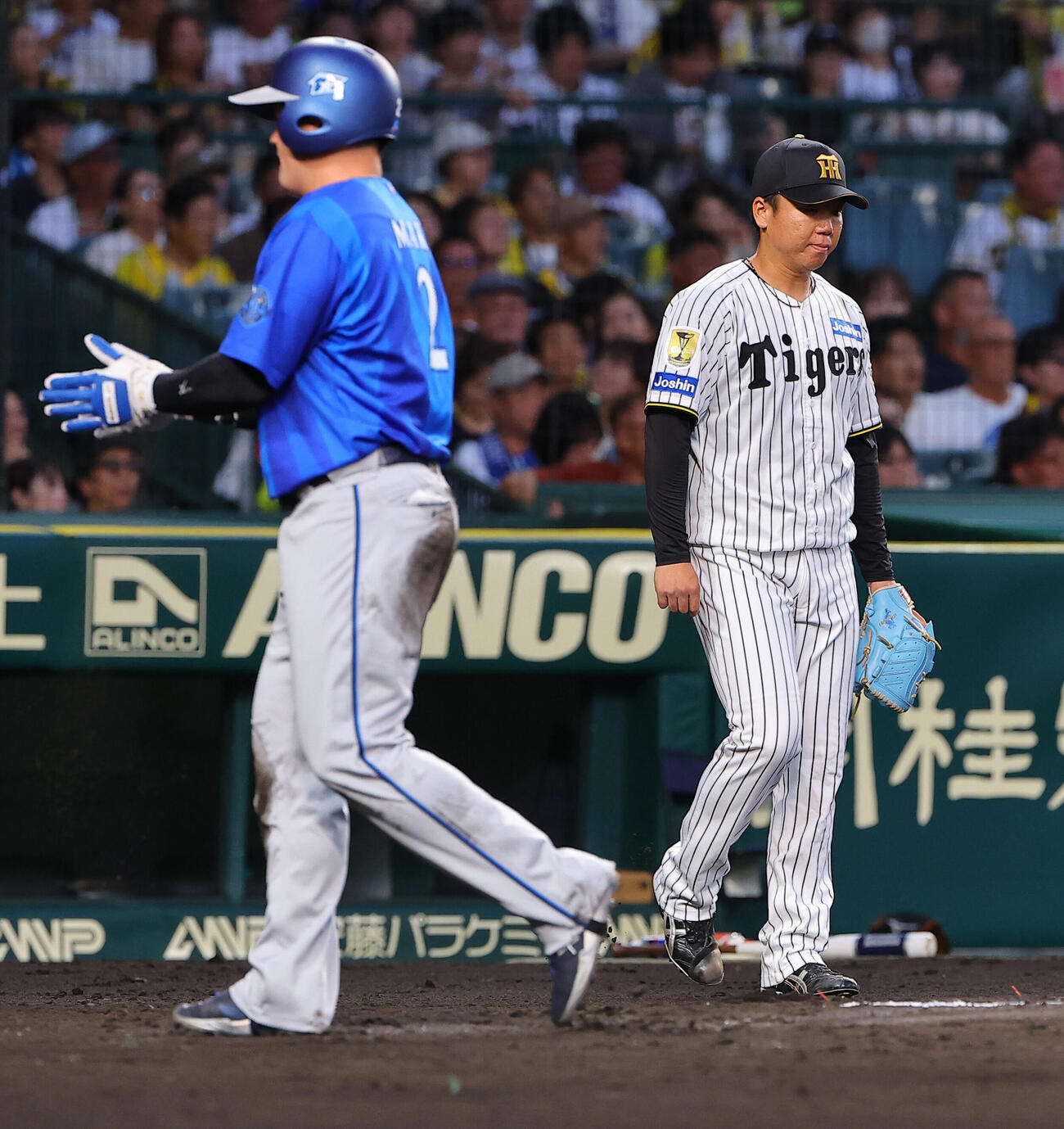 阪神対DeNA 1回表DeNA1死満塁、村上頌樹（右）は宮崎敏郎の先制2点適時二塁打で牧秀悟の生還を許す（撮影・上田博志）