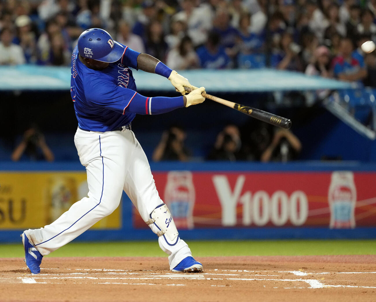 ヤクルト対中日　6回表中日無死一塁、左中間に2点本塁打を放つミゲル・サノー（撮影・たえ見朱実）