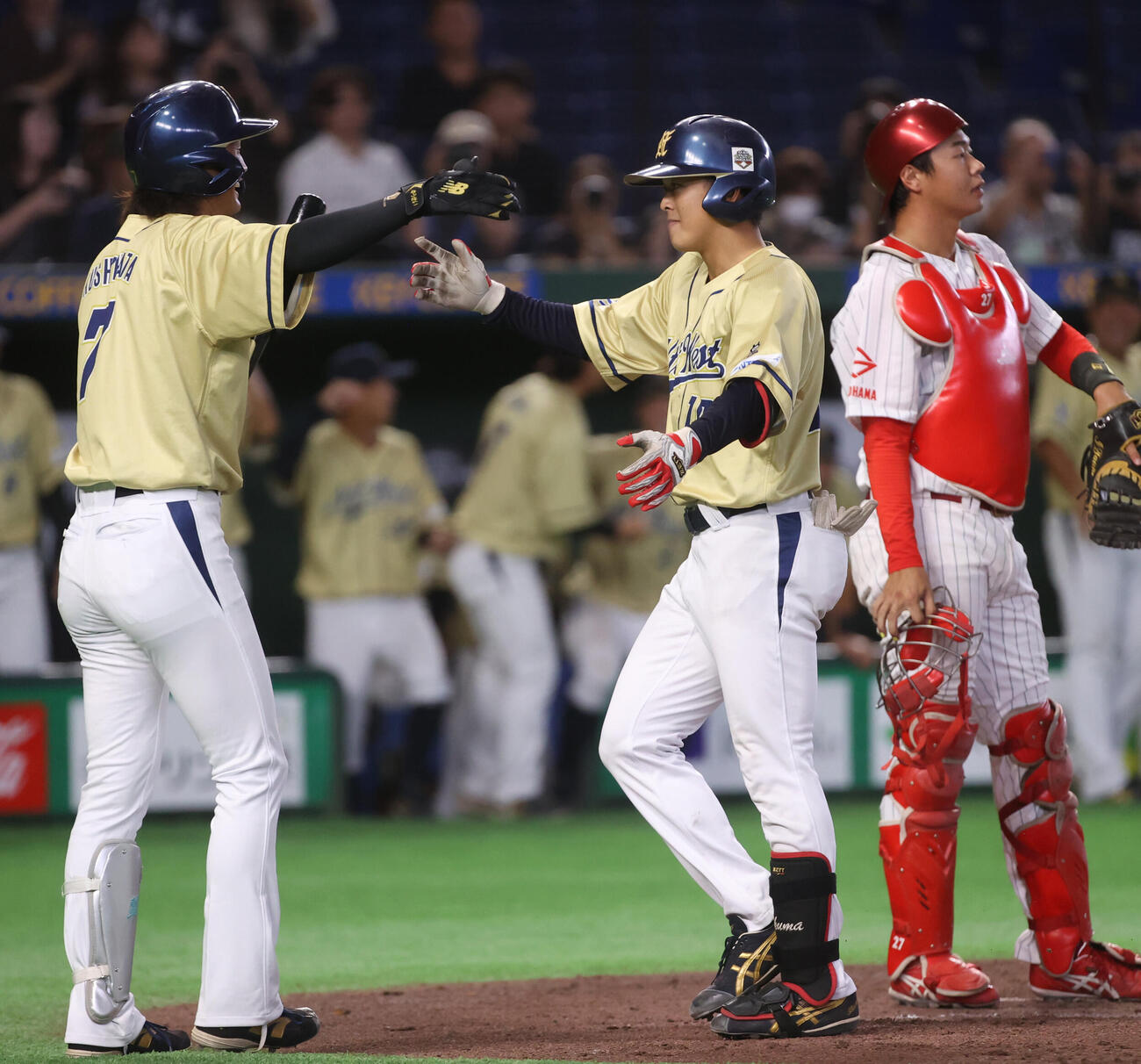 NTT西日本対三菱重工East 4回表NTT西日本2死一塁、吉川育真（中央）は2点本塁打を放ちナインとハイタッチする（撮影・柴田隆二）