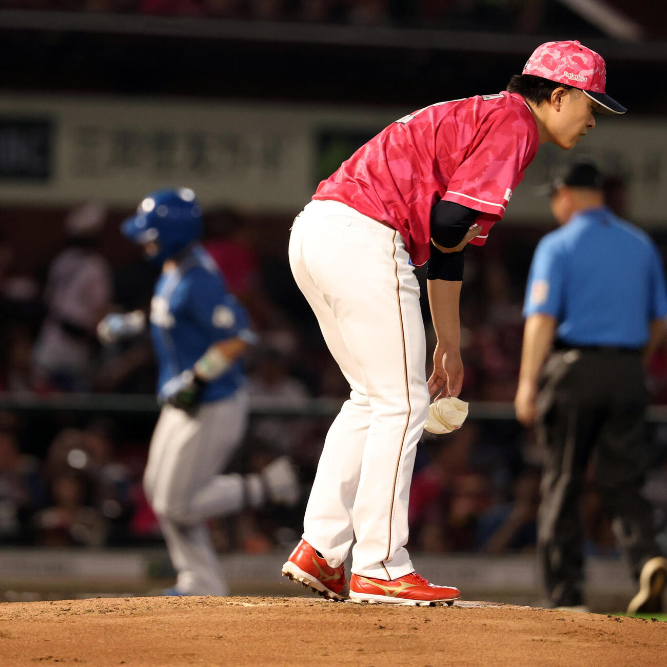 楽天対日本ハム　5回表日本ハム2死、郡司裕也（後方）にソロ本塁打を浴びた早川隆久（撮影・浅見桂子）