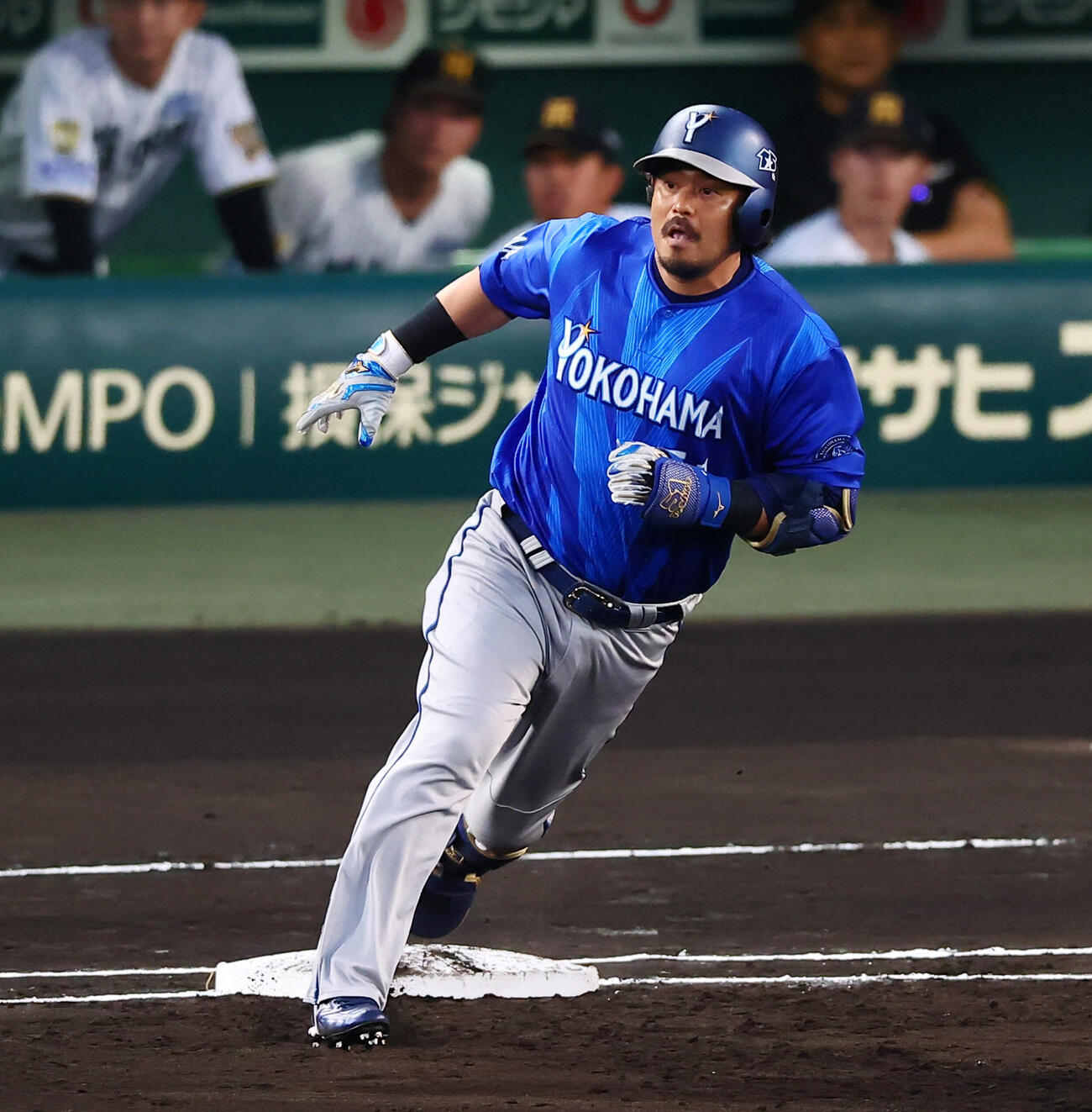 阪神対DeNA 1回表DeNA1死満塁、宮崎敏郎は右越え2点適時二塁打を放ち一塁を回る（撮影・加藤哉）