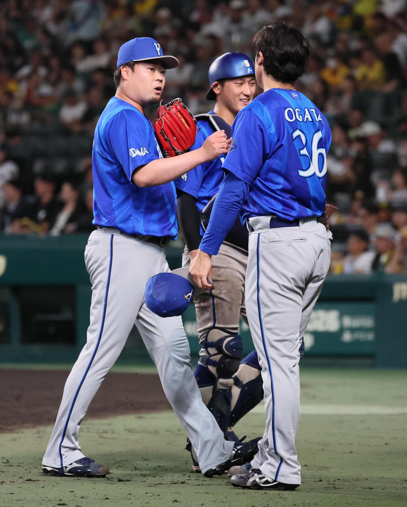 阪神対DeNA 6回裏阪神攻撃終了、尾形崇斗（右）は無失点に抑えた伊勢大夢を迎える（撮影・宮崎幸一）