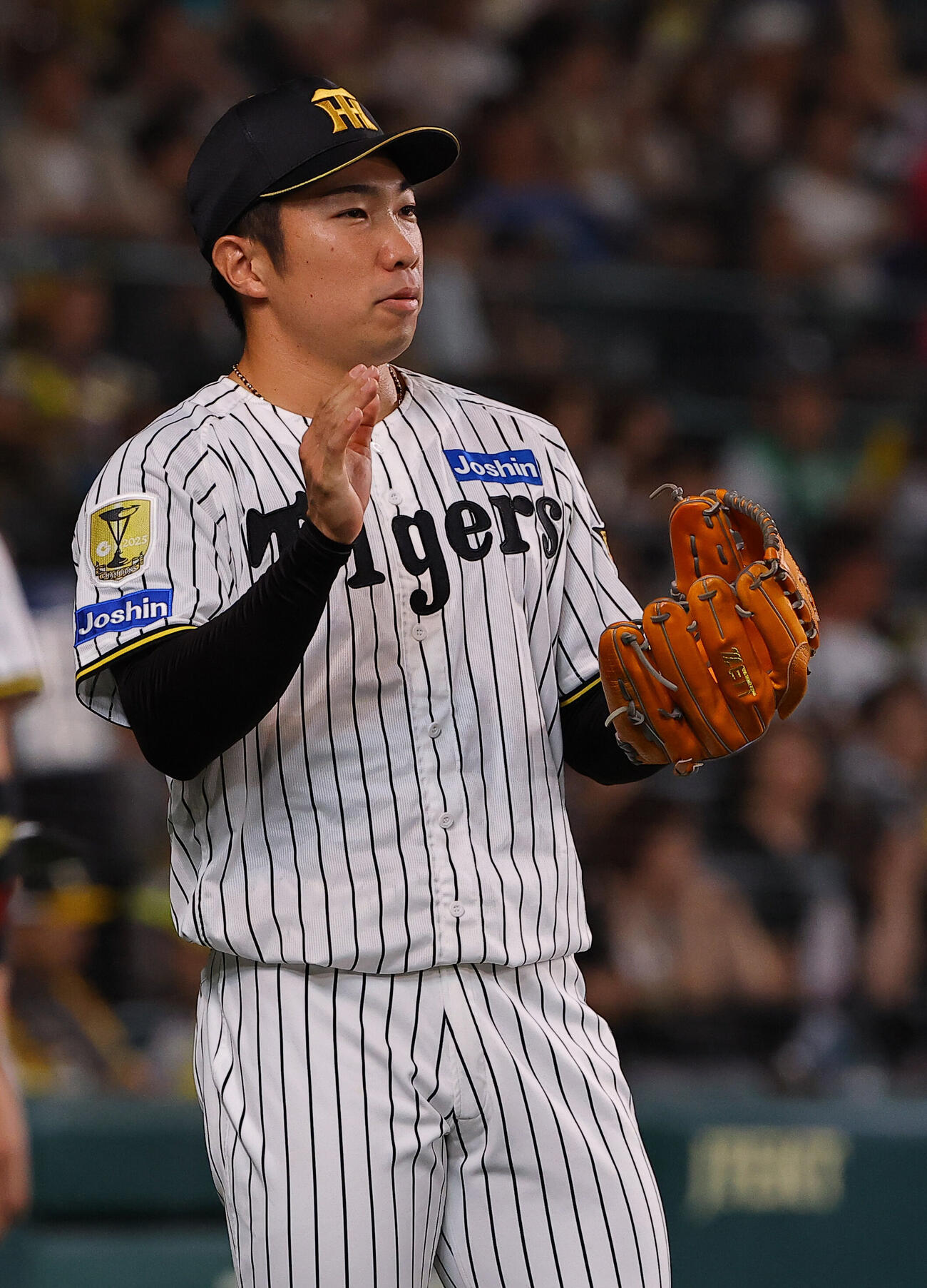阪神対DeNA　復帰登板を無失点で抑えた石井大智はグラブをたたく（撮影・上田博志）