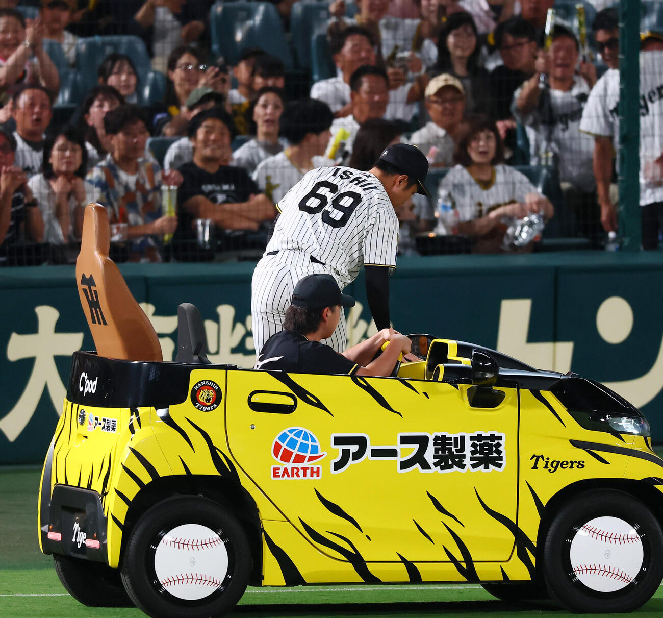 阪神対DeNA 8回表、リリーフカーに乗って登場する阪神石井大智（撮影・加藤哉）