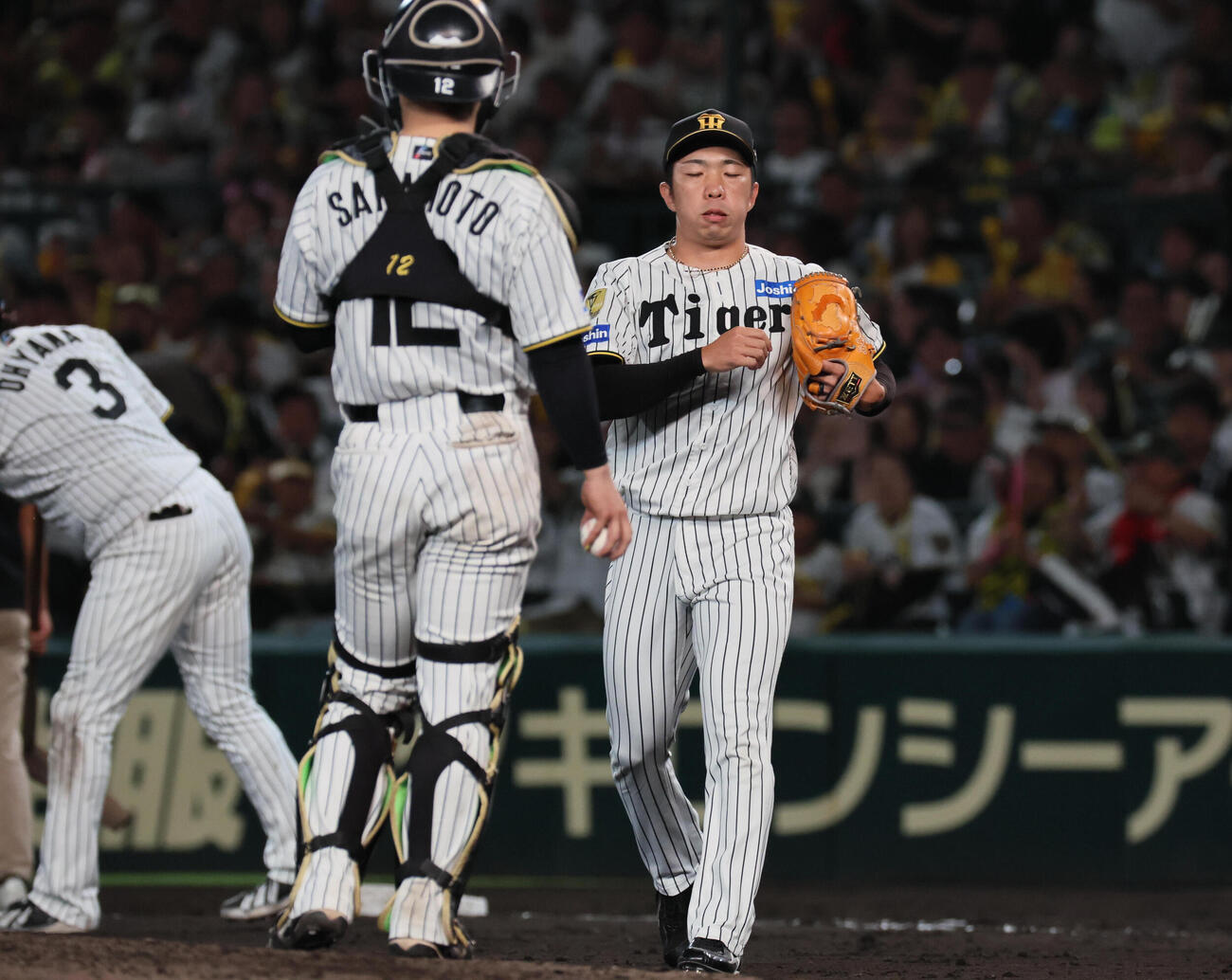 阪神対DeNA 8回表DeNAのマウンドに走って向かう阪神石井大智（撮影・宮崎幸一）
