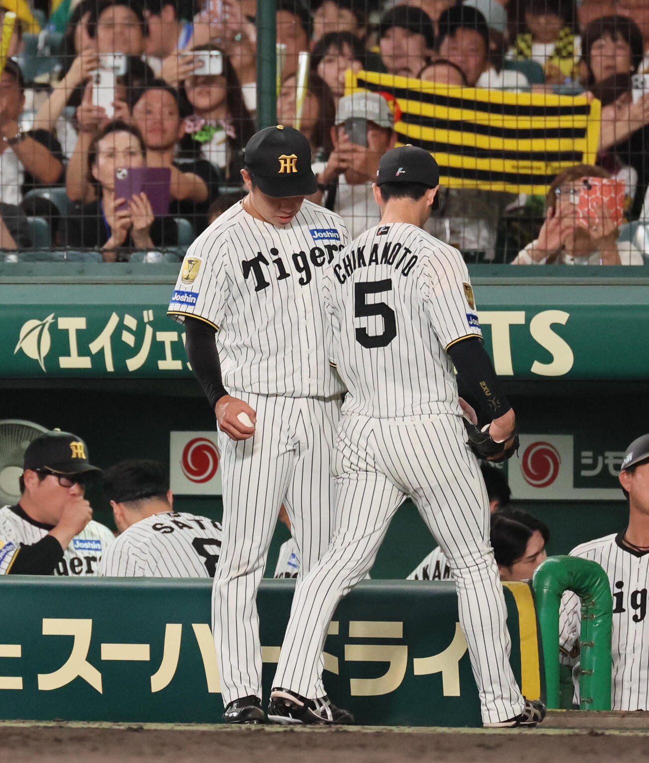 阪神対DeNA 8回表DeNA攻撃終了、ピンチを背負いながらも復帰登板を無失点で終えた石井大智は、3つ目のアウトを取ったボールを近本光司（右）から受け取る（撮影・宮崎幸一）
