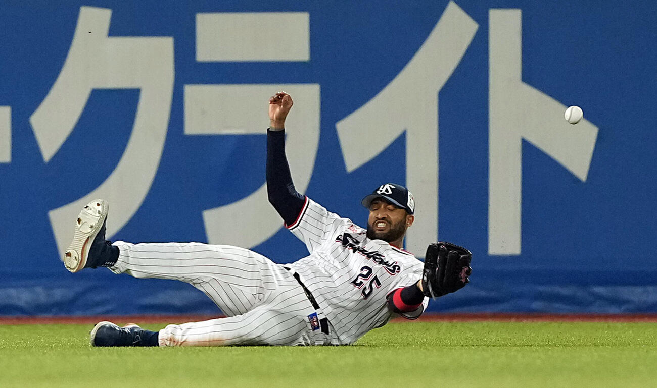 ヤクルト対中日　7回表中日2死一、二塁、花田旭の飛球にスライディングキャッチを試みるも後逸し、2点適時三塁打とされる左翼手ドミンゴ・サンタナ（撮影・たえ見朱実）