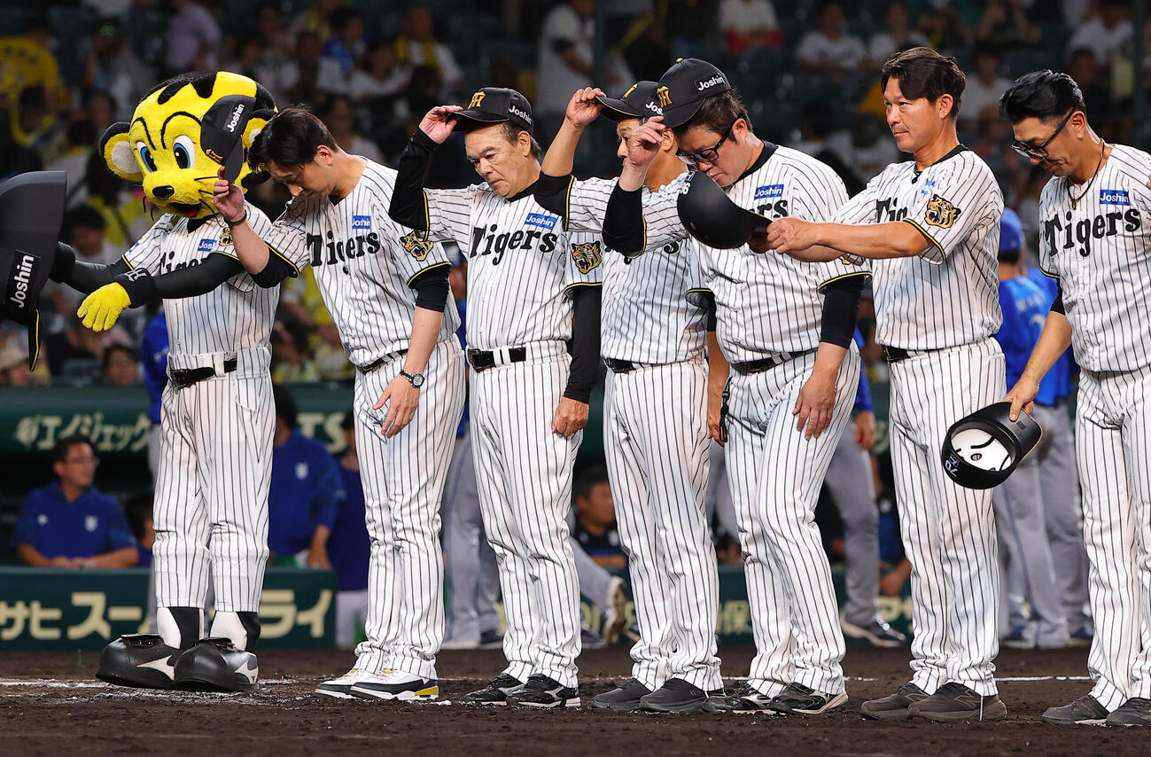 阪神対DeNA DeNAに敗れた藤川球児監督（左から2人目）はファンにあいさつをする（撮影・上田博志）