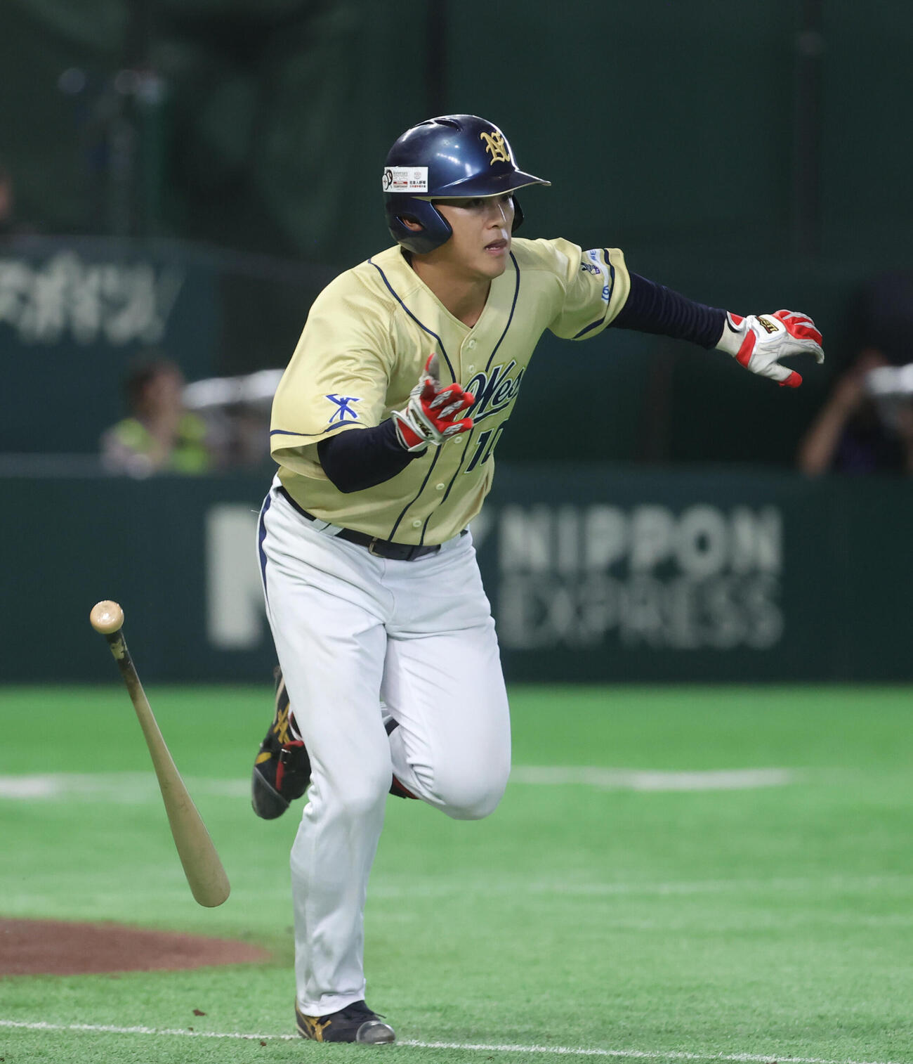 NTT西日本対三菱重工East 4回表NTT西日本2死一塁、吉川育真は2点本塁打を放つ（撮影・柴田隆二）