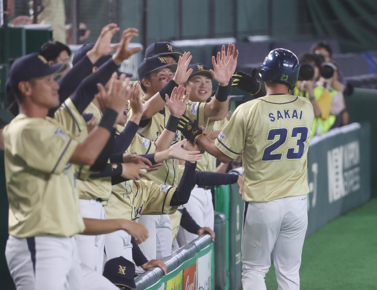 NTT西日本対三菱重工East 1回表NTT西日本1死満塁、田中秀政の適時打で三塁走者酒井良樹が生還しナインの出迎えを受ける（撮影・柴田隆二）