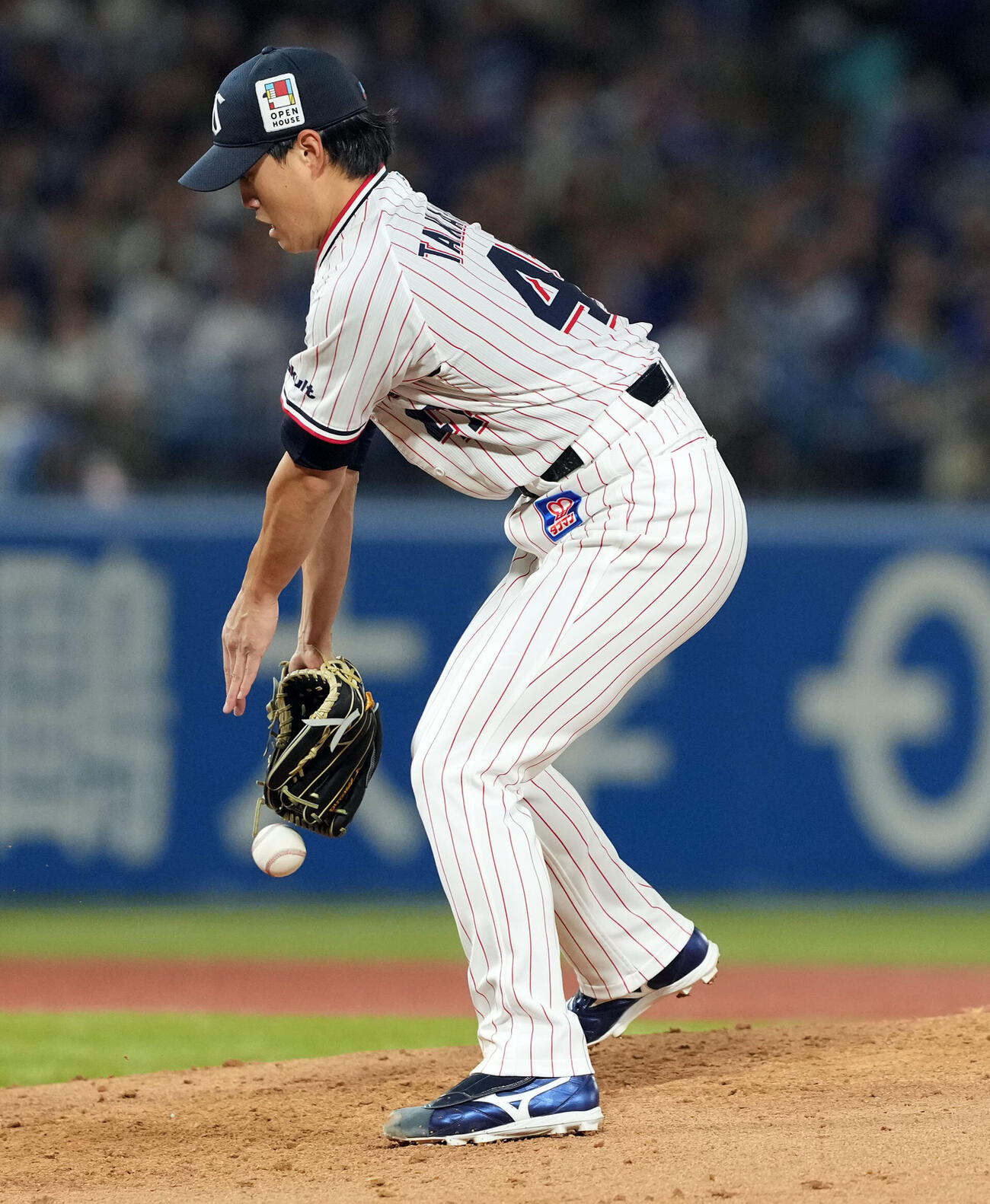 ヤクルト対中日　4回表中日無死、石川昂弥の打球をファンブルする高橋奎二（撮影・たえ見朱実）