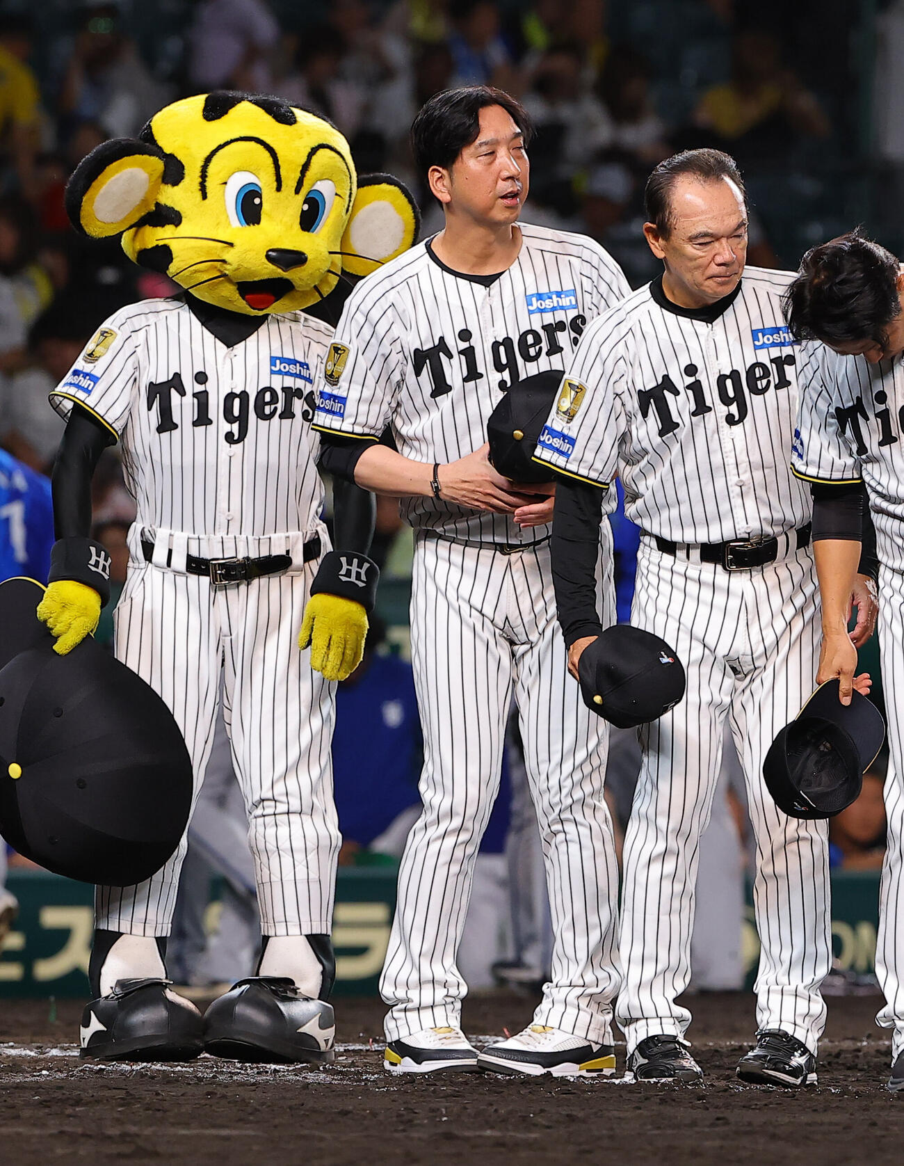 阪神対DeNA DeNAに敗れた藤川球児監督（中央）はファンにあいさつをする（撮影・上田博志）