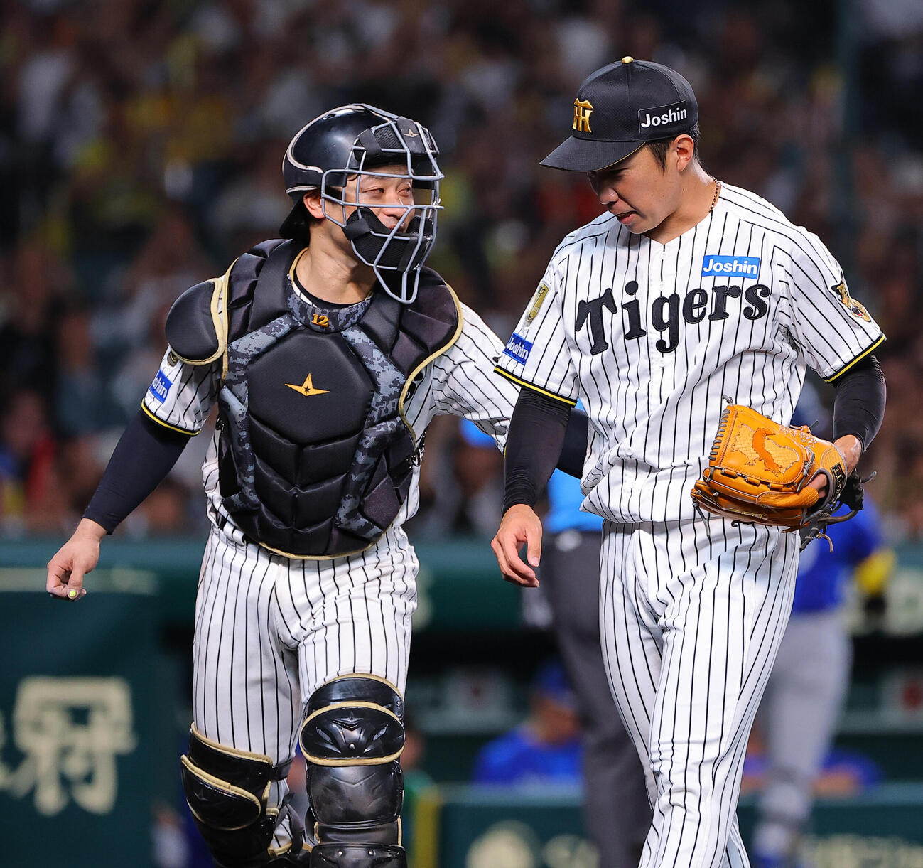 阪神対DeNA　復帰登板を無失点に抑えた阪神石井大智（右）は坂本誠志郎とベンチに引き揚げる（撮影・上田博志）