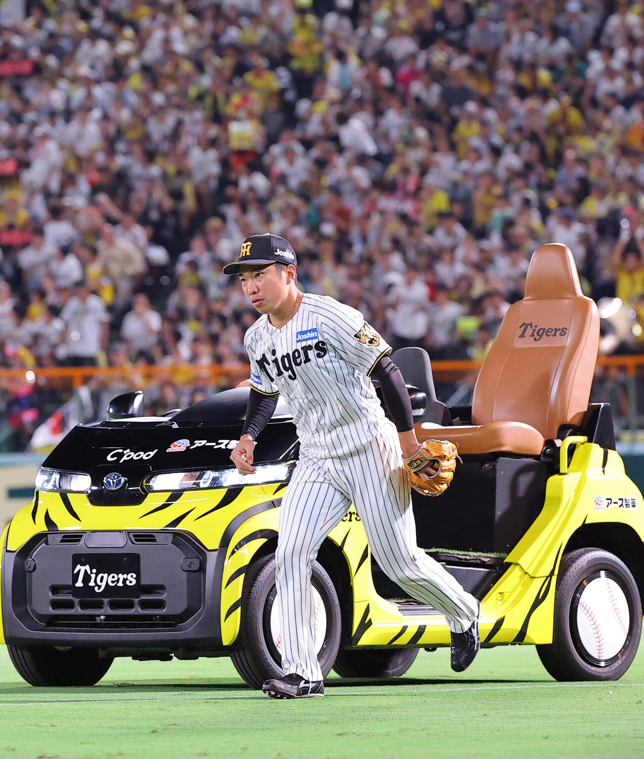 阪神対DeNA　大歓声を浴びてマウンドへ向かう石井大智（撮影・上田博志）