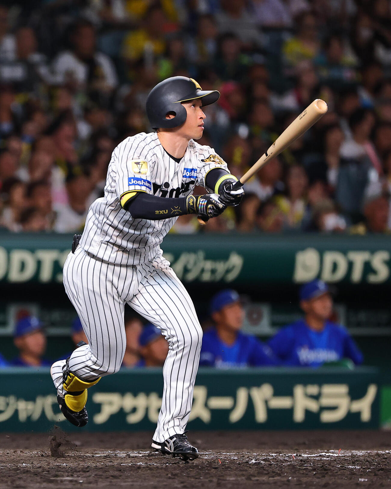 阪神対DeNA 5回裏阪神1死二塁、近本光司は二塁打を放つ（撮影・上田博志）