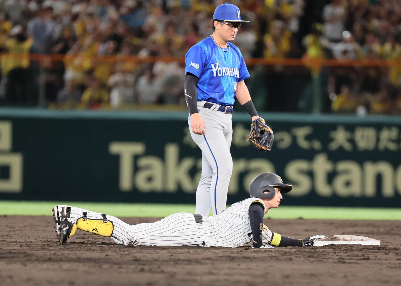 阪神対DeNA 5回裏阪神1死二塁、近本光司はフェンス直撃の二塁打を放つ（撮影・宮崎幸一）