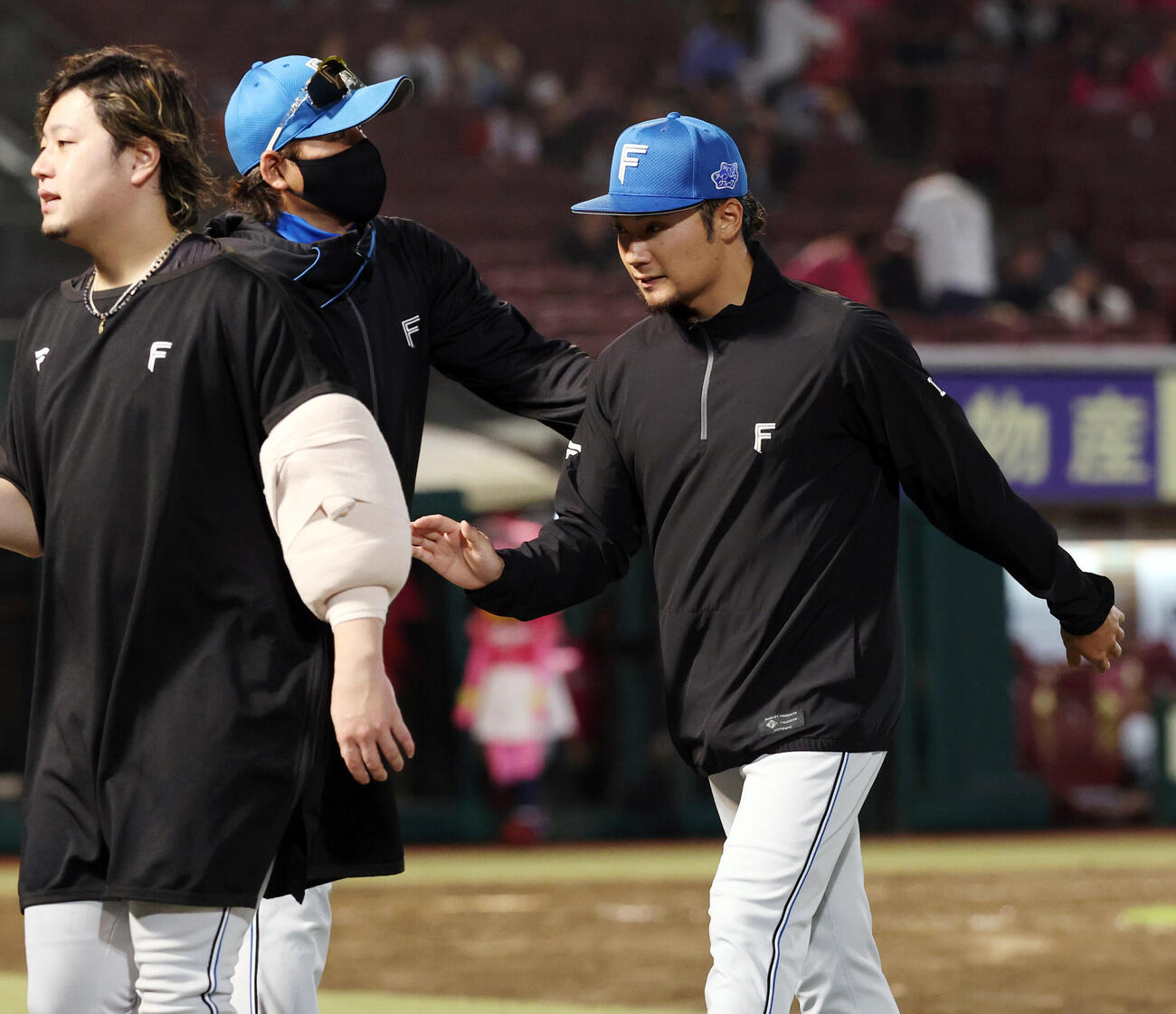 楽天対日本ハム　9勝目を挙げた日本ハム伊藤大海（右）は新庄剛志監督に迎えられる（撮影・浅見桂子）