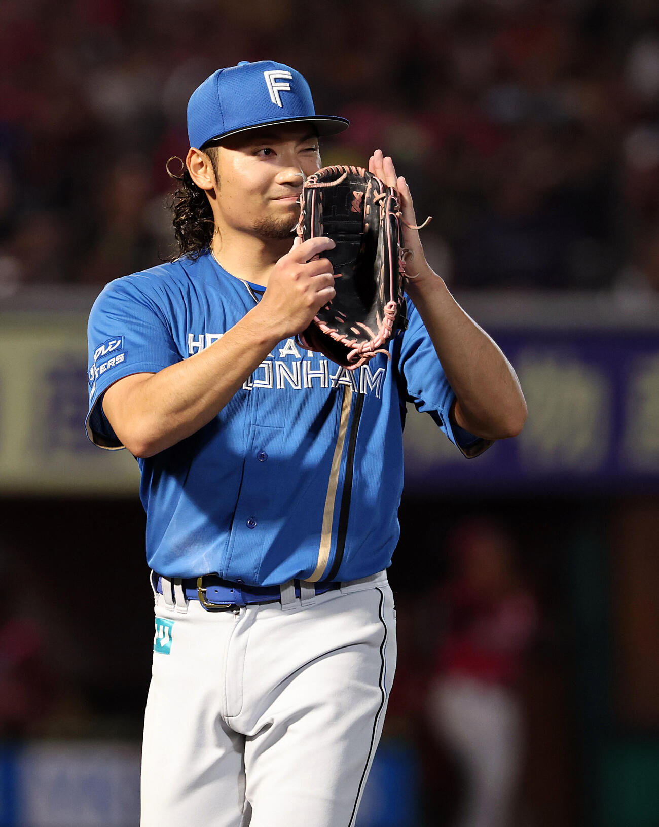 楽天対日本ハム　6回裏楽天の攻撃を無失点で乗り切った伊藤大海は好返球の細川凌平に手を合わせる（撮影・浅見桂子）