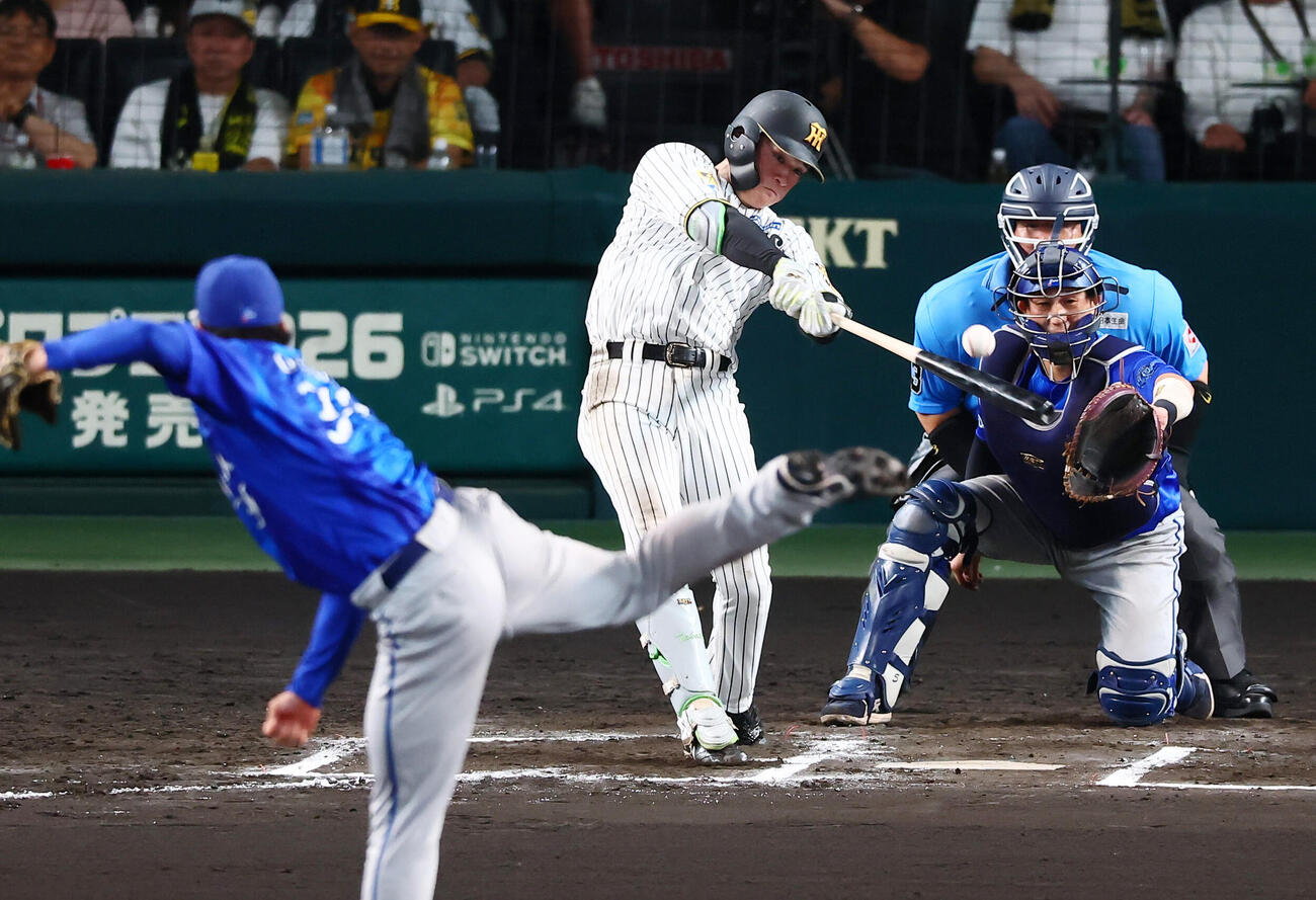 阪神対DeNA 6回裏阪神2死、高寺望夢は中前打を放つ。投手尾形崇斗（撮影・加藤哉）