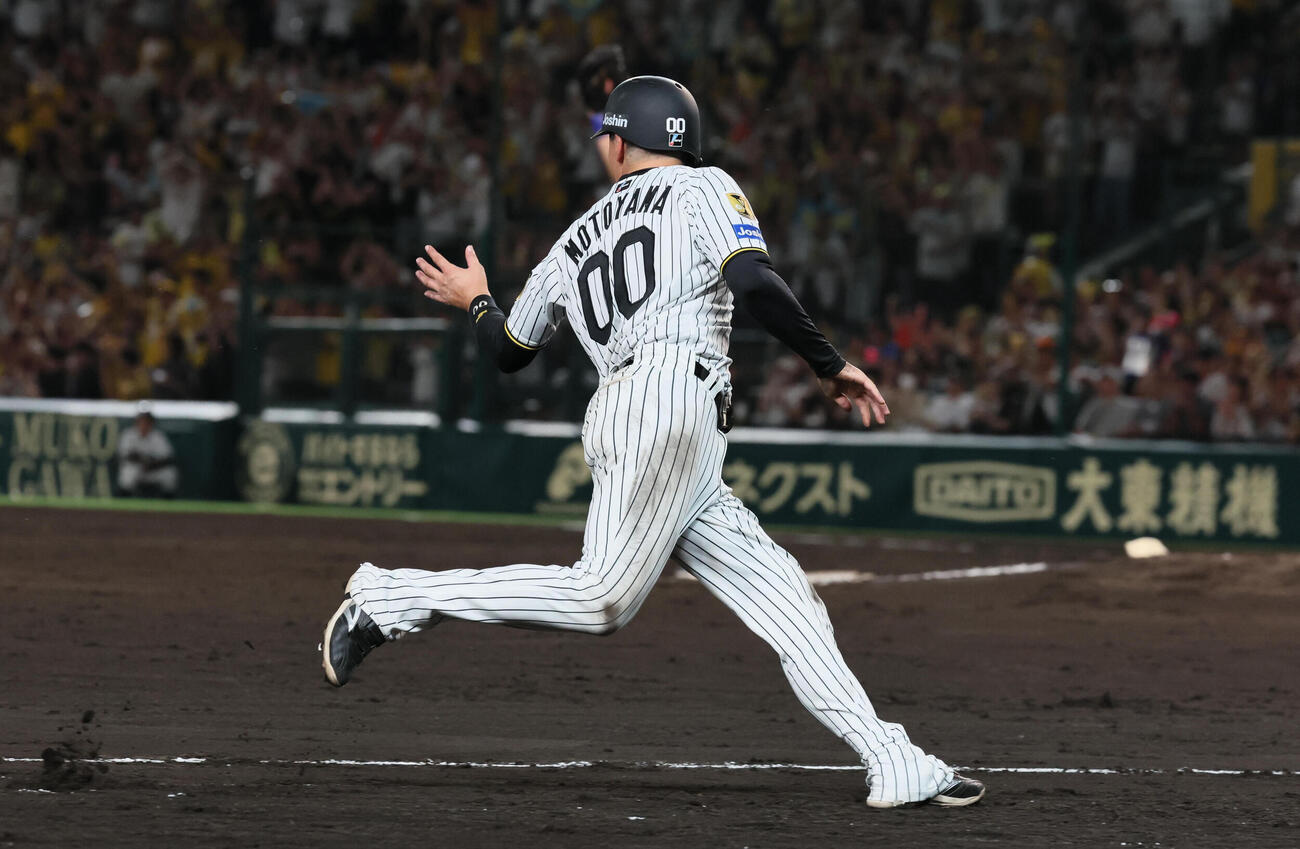 阪神対DeNA 5回裏阪神1死二塁、二塁走者の元山飛優は近本光司のフェンス直撃の二塁打も三塁で止まる（撮影・宮崎幸一）