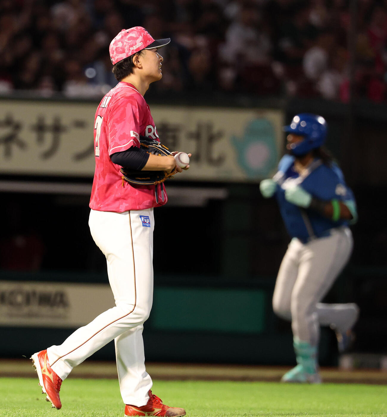 楽天対日本ハム　3回表日本ハム2死一、二塁、フランミル・レイエス（後方）に3点本塁打を浴びた早川隆久（撮影・浅見桂子）