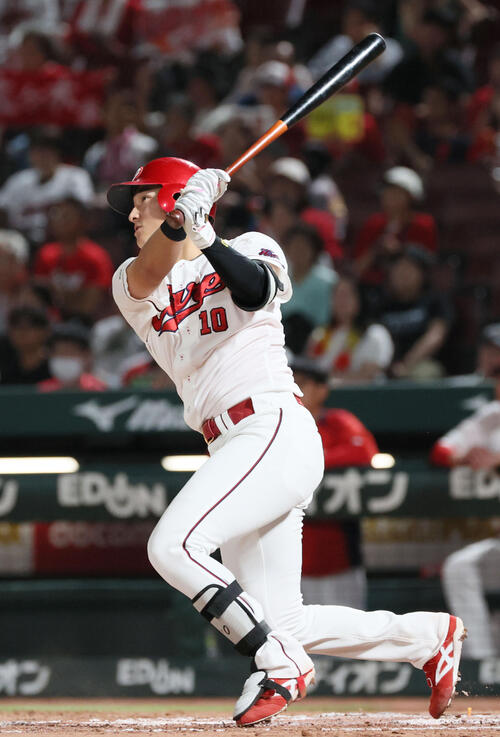 【広島】佐々木泰、22日ぶりの５号２ラン　連続安打を３試合に