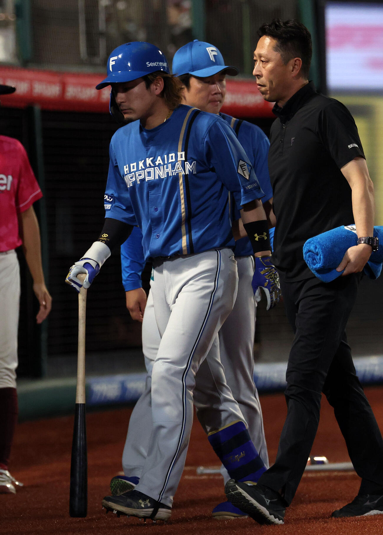楽天対日本ハム　7回表日本ハム2死二、三塁、水野達稀は死球を受けベンチに下がる（撮影・浅見桂子）