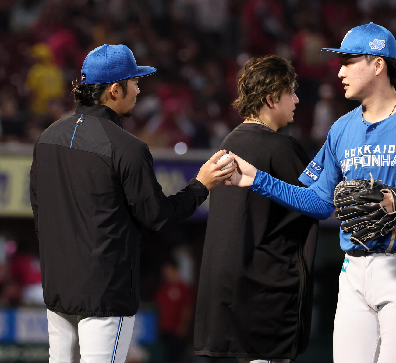 楽天対日本ハム　9勝目を挙げた日本ハム伊藤大海（左）は柳川大晟からウイニングボールを受け取る（撮影・浅見桂子）