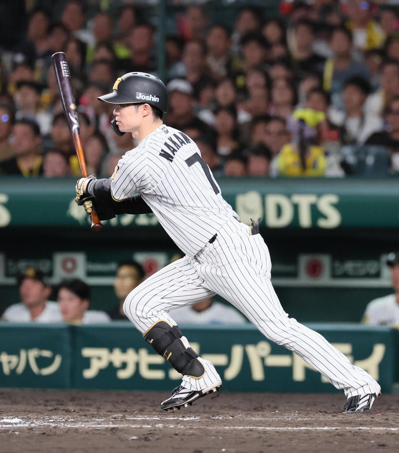 阪神対DeNA 5回裏阪神1死二、三塁、中野拓夢は二塁ゴロの間に1点を奪う（撮影・宮崎幸一）