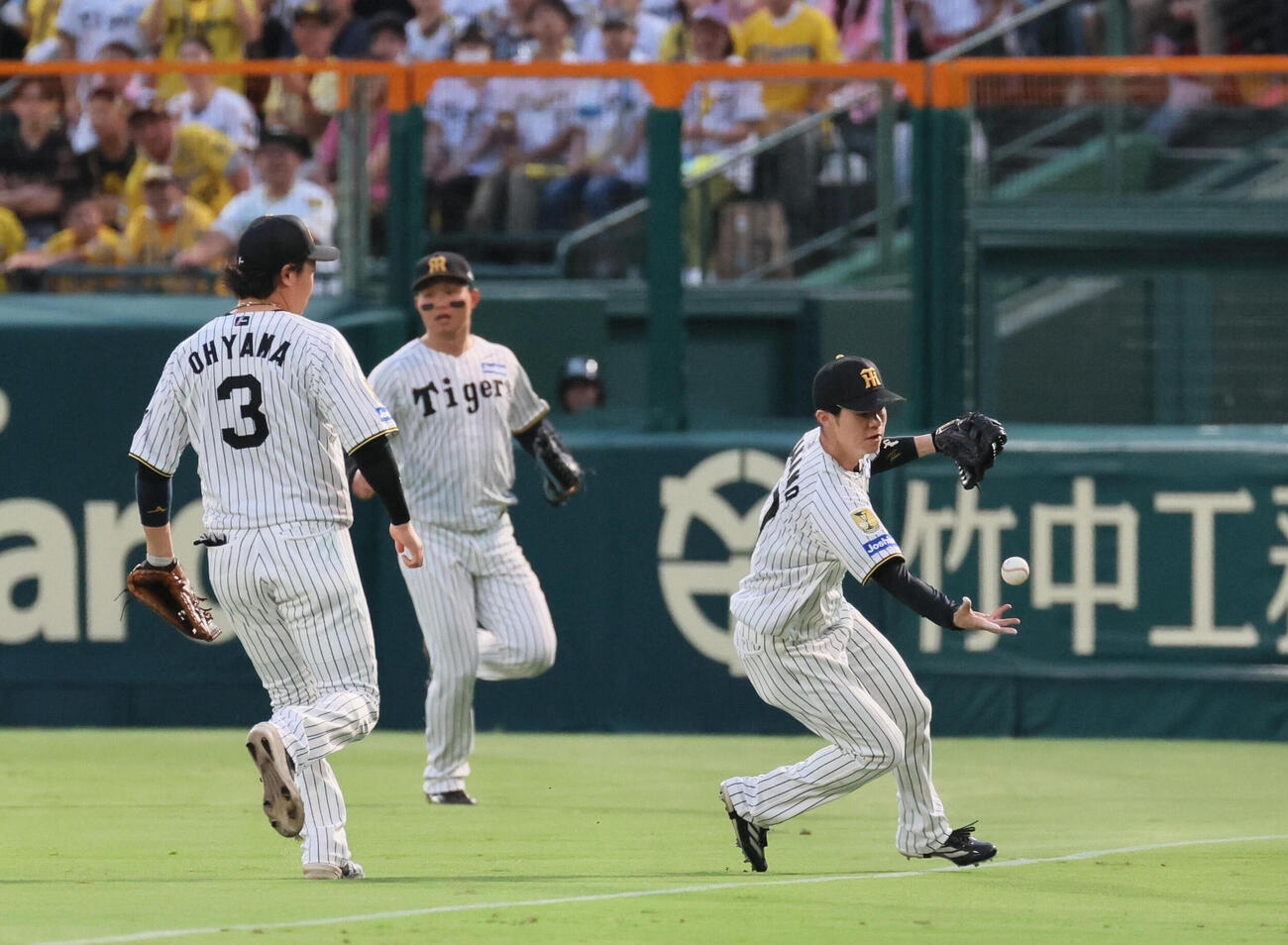 阪神対DeNA 1回表DeNA1死一、二塁、中野拓夢はヘラル・エンカーナシオンの打球を追うが及ばず内野安打となる（撮影・宮崎幸一）