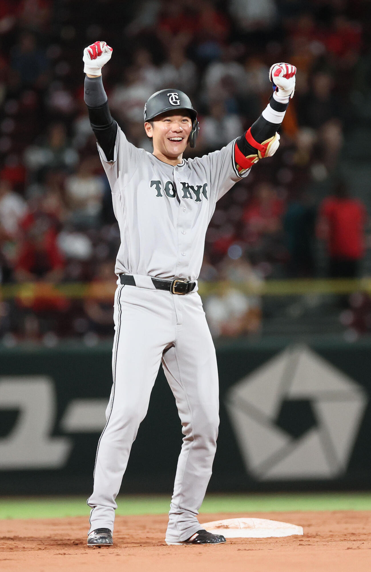広島対巨人　11回表巨人1死一、二塁、代打坂本勇人は2点適時二塁打を放ちガッツポーズ（撮影・加藤孝規）
