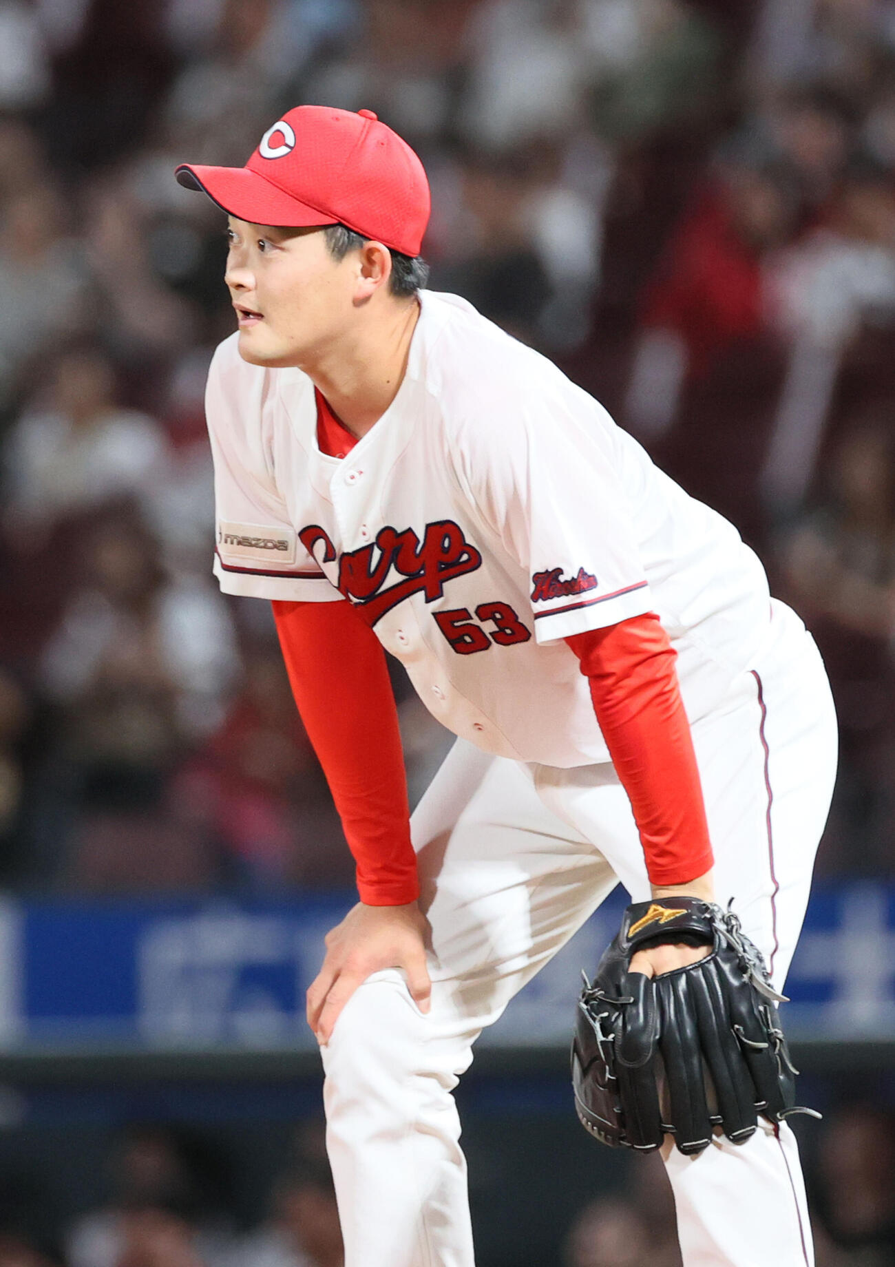 広島対巨人　11回表巨人無死、甲斐拓也に勝ち越しの左越え本塁打を浴びた岡本駿　（撮影・加藤孝規）