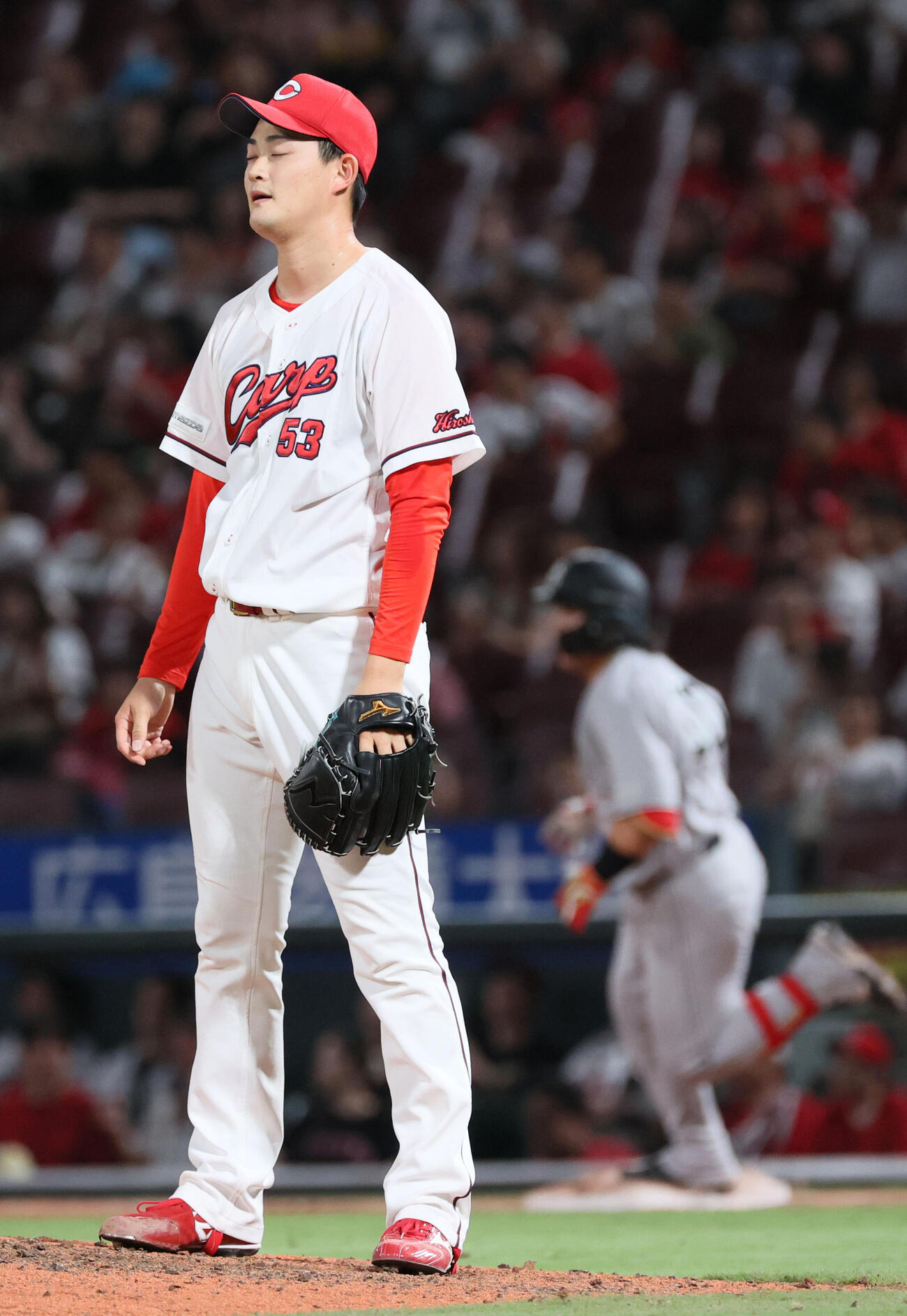 広島対巨人　11回表巨人無死、甲斐拓也に勝ち越し本塁打を浴びた岡本駿（撮影・加藤孝規）