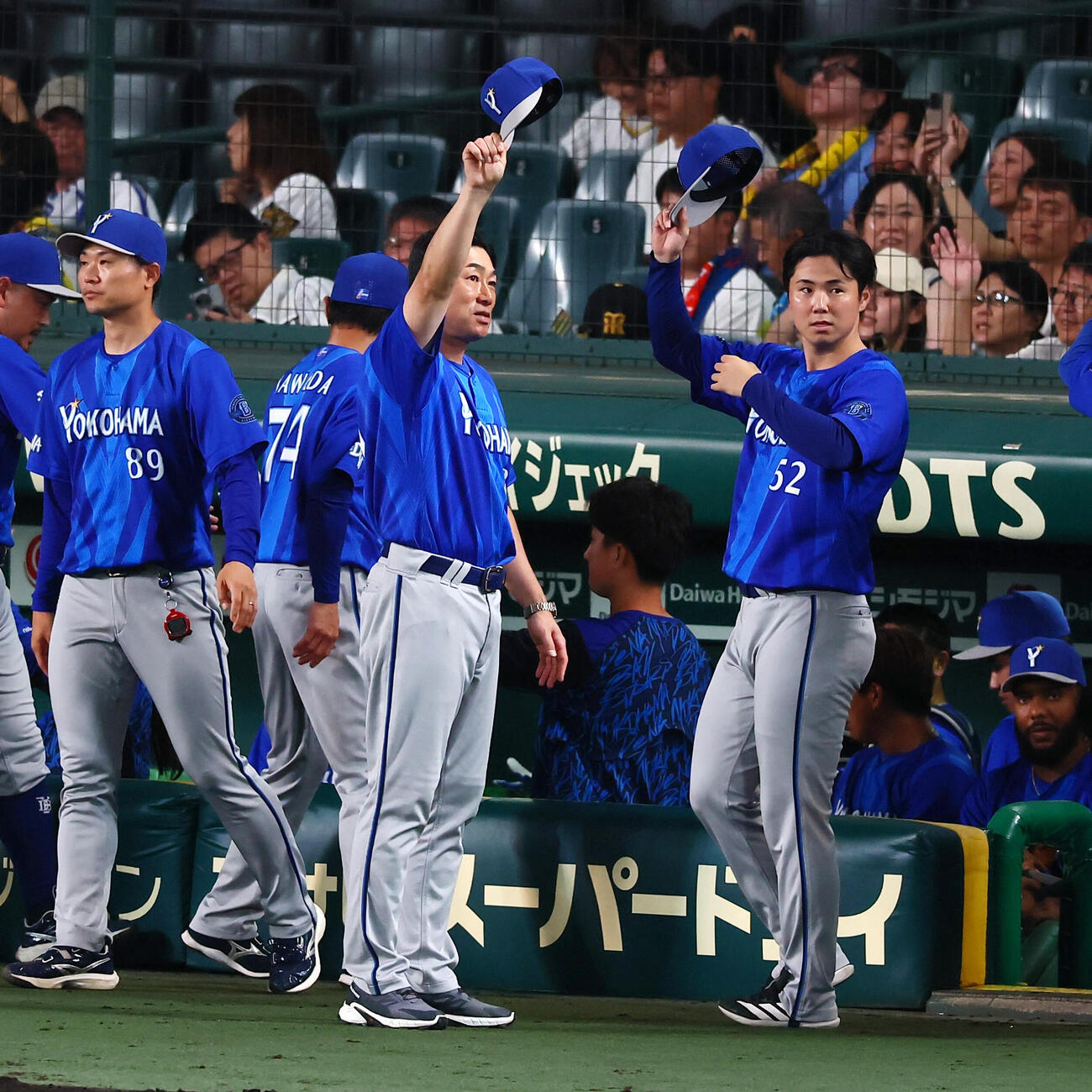 阪神対DeNA　阪神に勝利しスタンドに..手を振るDeNA相川亮二監督。右は浜地真澄（撮影・加藤哉）