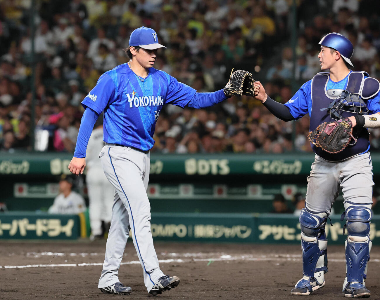 阪神対DeNA 5回裏阪神攻撃終了、ピンチを1点でしのいだ尾形崇斗（左）は松尾汐恩とタッチ（撮影・宮崎幸一）