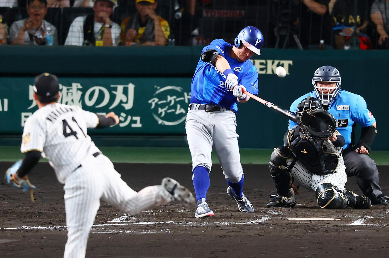 阪神対DeNA 3回表DeNA無死、筒香嘉智は右中間越えに本塁打を放つ。投手村上頌樹（撮影・加藤哉）
