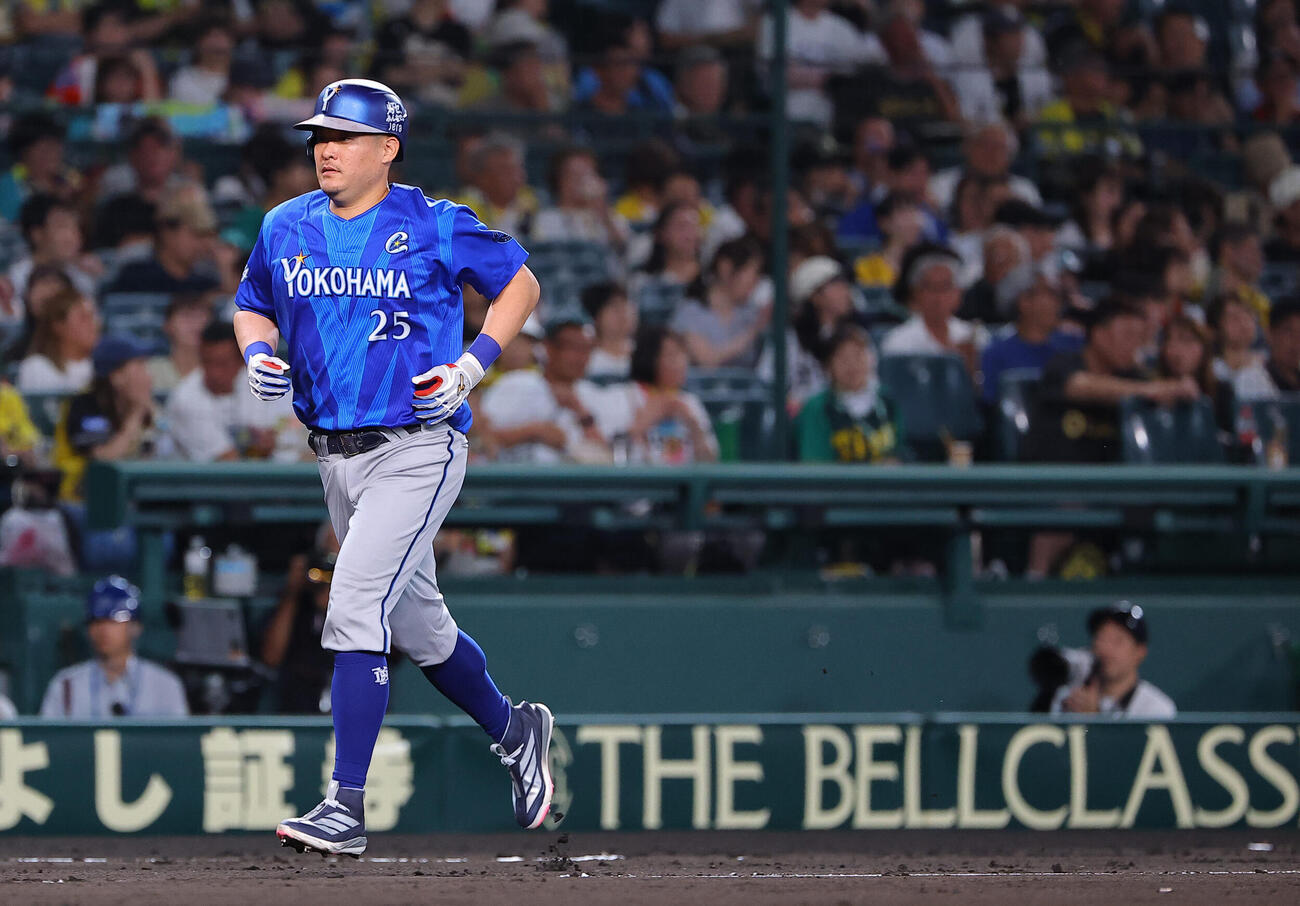 阪神対DeNA 3回表DeNA無死、筒香嘉智はソロ本塁打を放つ（撮影・上田博志）