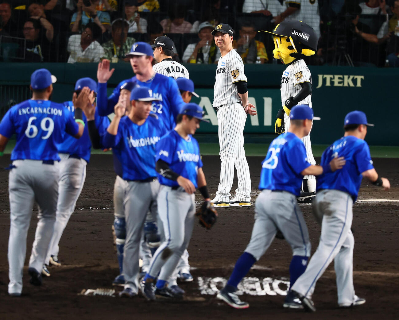 阪神対DeNA DeNAに敗れ、整列する阪神藤川球児監督（撮影・加藤哉）