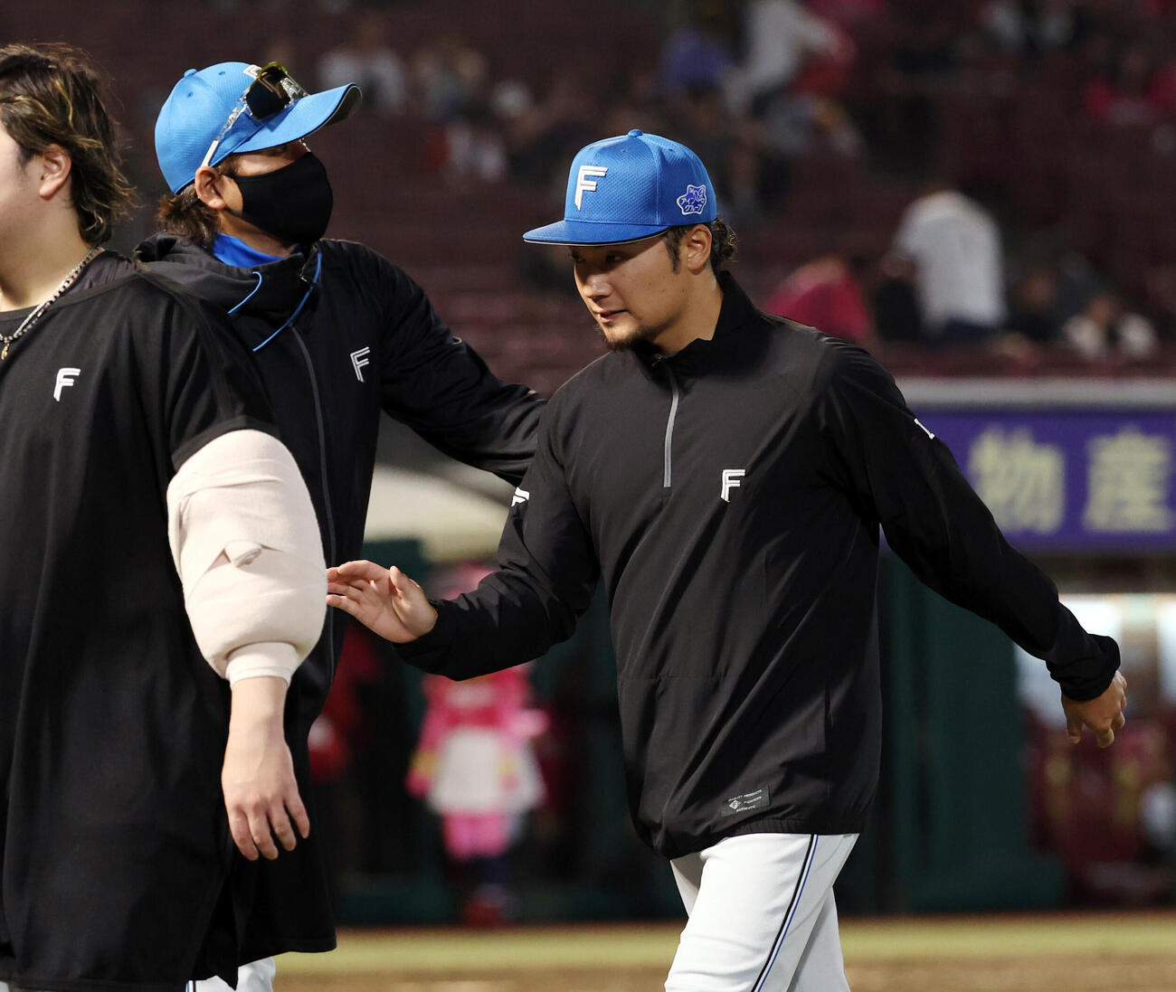 楽天対日本ハム　9勝目を挙げた日本ハム伊藤大海（右）は新庄剛志監督とハイタッチ（撮影・浅見桂子）