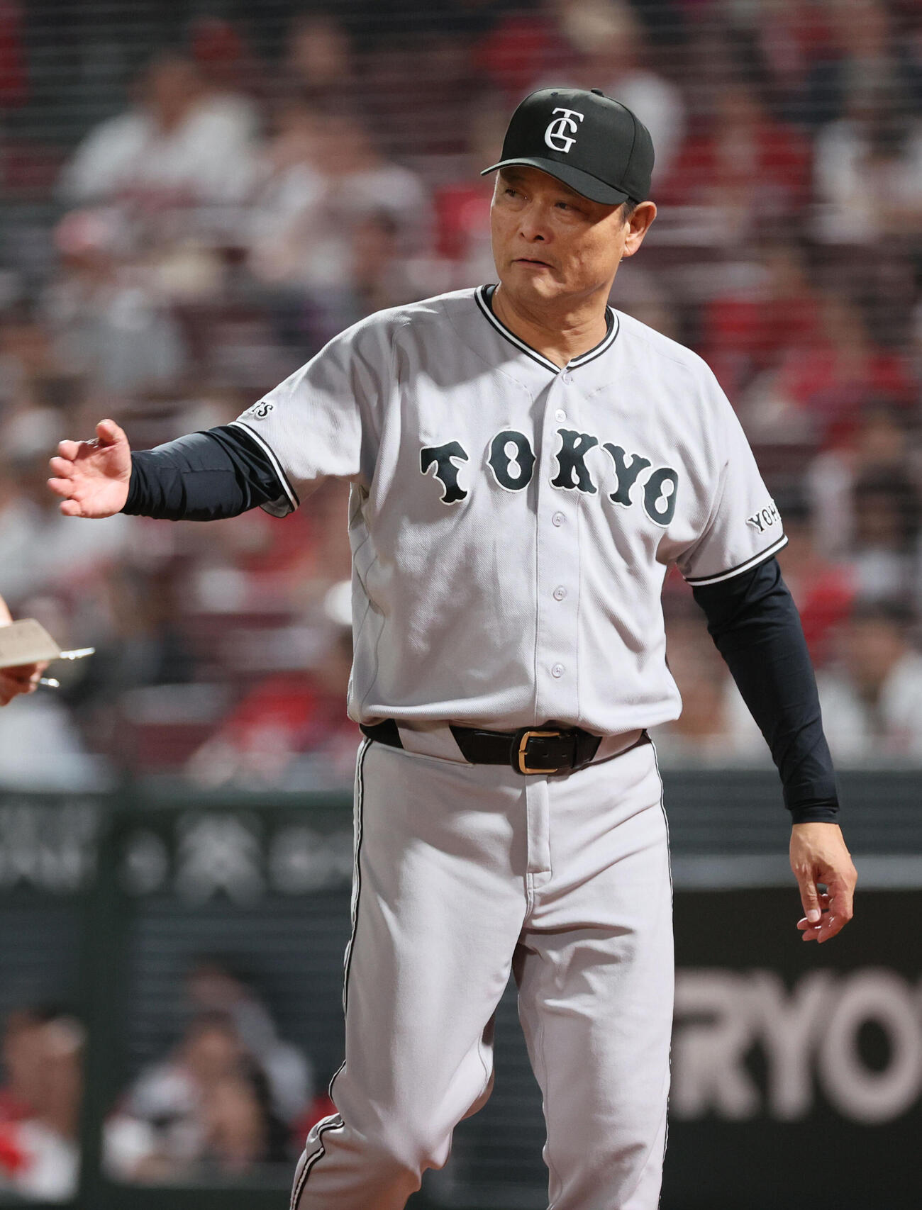 広島対巨人　6回表終了時、交代を告げる橋上秀樹監督代行（撮影・加藤孝規）
