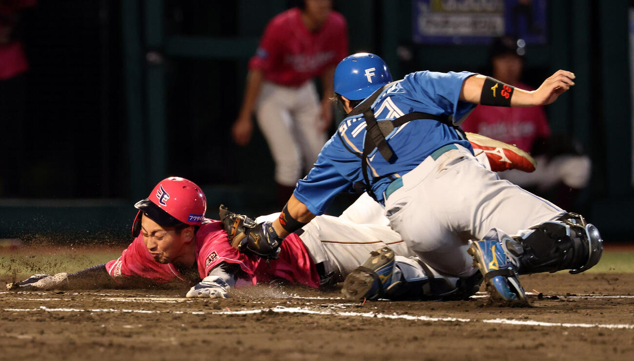 楽天対日本ハム　6回裏楽天1死一、二塁、YG安田の右前打で一気に本塁を突いた小郷裕哉だが相手好返球に阻まれる。捕手進藤勇也（撮影・浅見桂子）