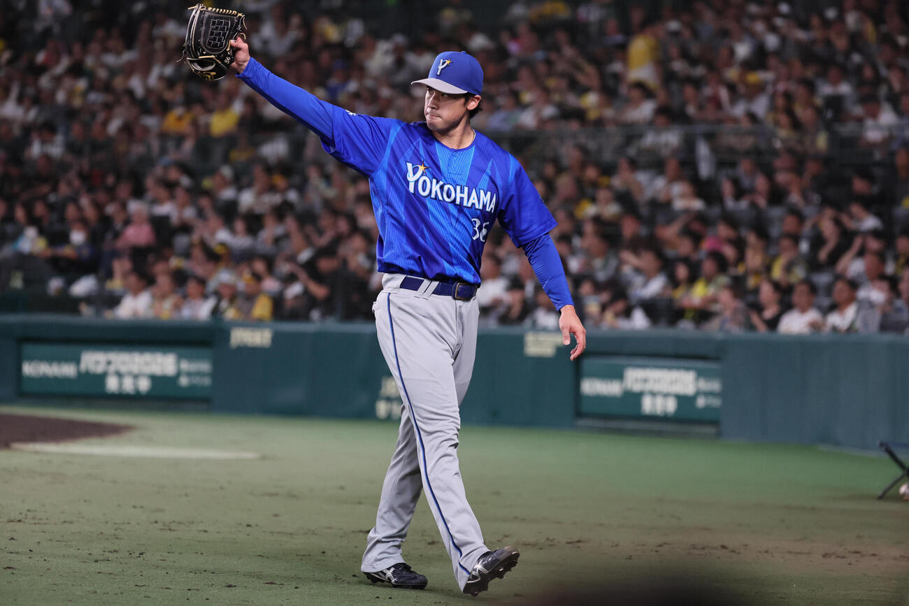 阪神対DeNA 6回裏阪神2死一塁、尾形崇斗は伊勢大夢にマウンドを託す（撮影・宮崎幸一）