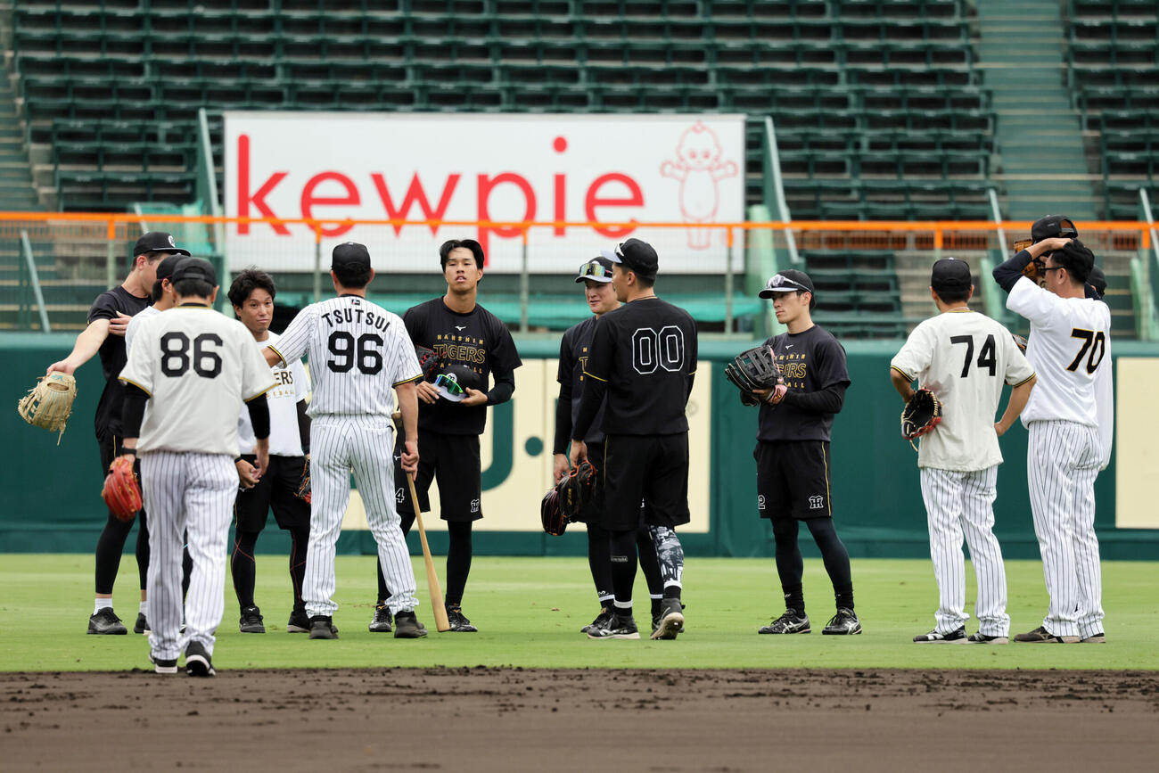 阪神対DeNA　早出中継練習を終えてミーティングを行う阪神ナイン（撮影・宮崎幸一）