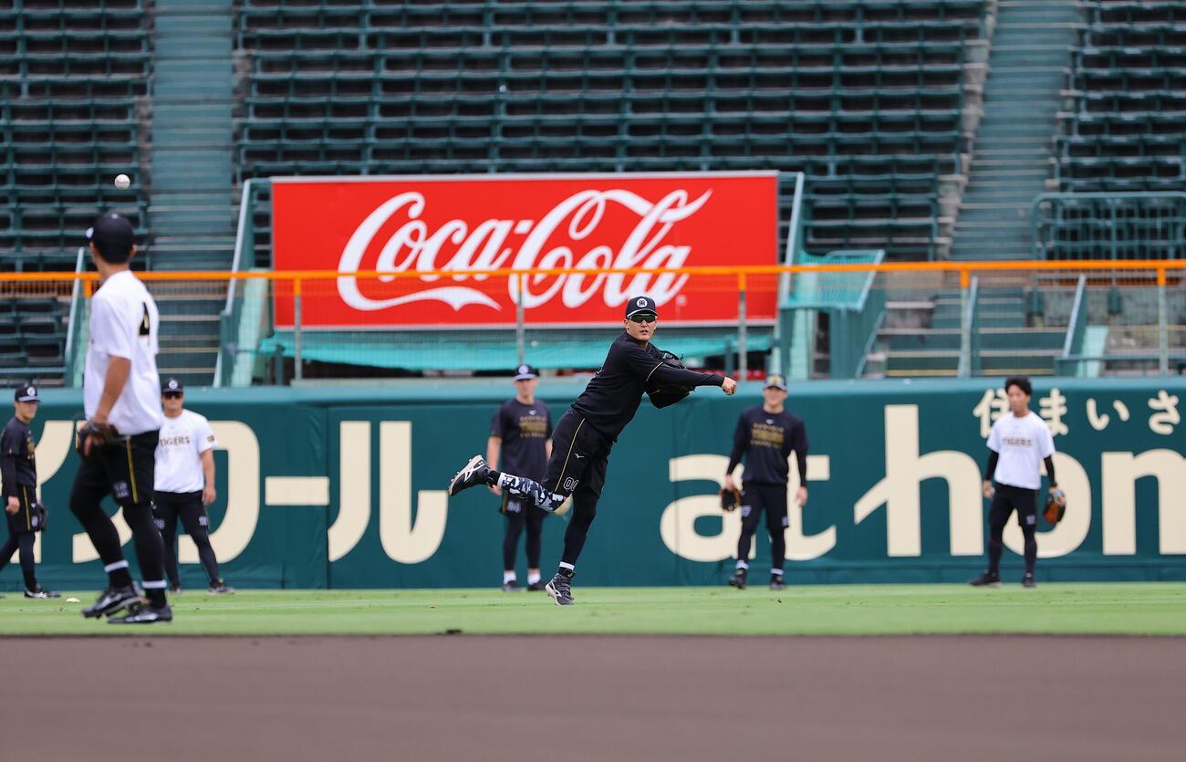 阪神対DeNA　早出で中継プレーの練習をする元山飛優（中央）ら内外野の阪神ナイン（撮影・上田博志）＝2026年9月6日、甲子園球場