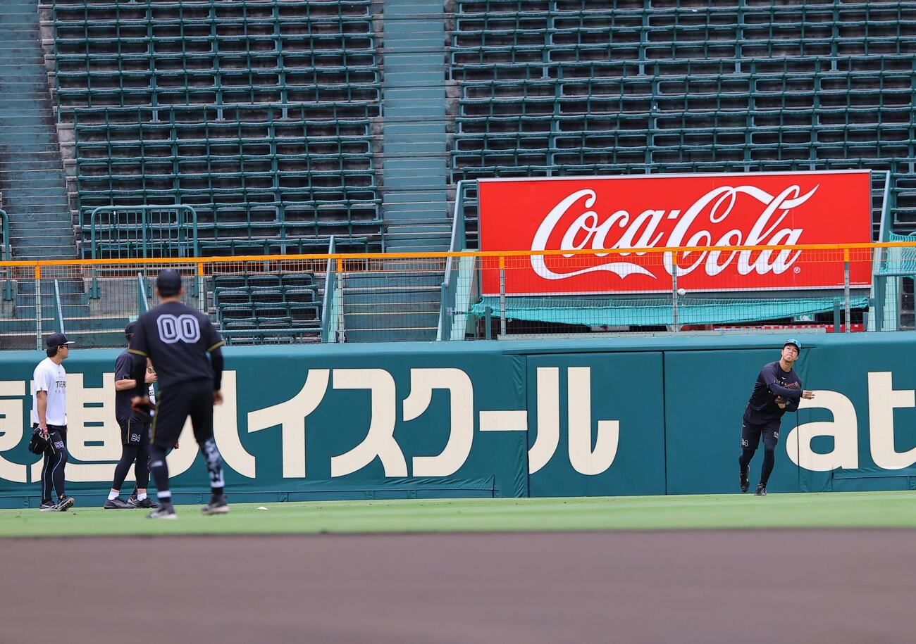 阪神対DeNA　早出で中継プレーの練習をする岡城快生（右）元山飛優ら内外野の阪神ナイン（撮影・上田博志）＝2026年9月6日、甲子園球場