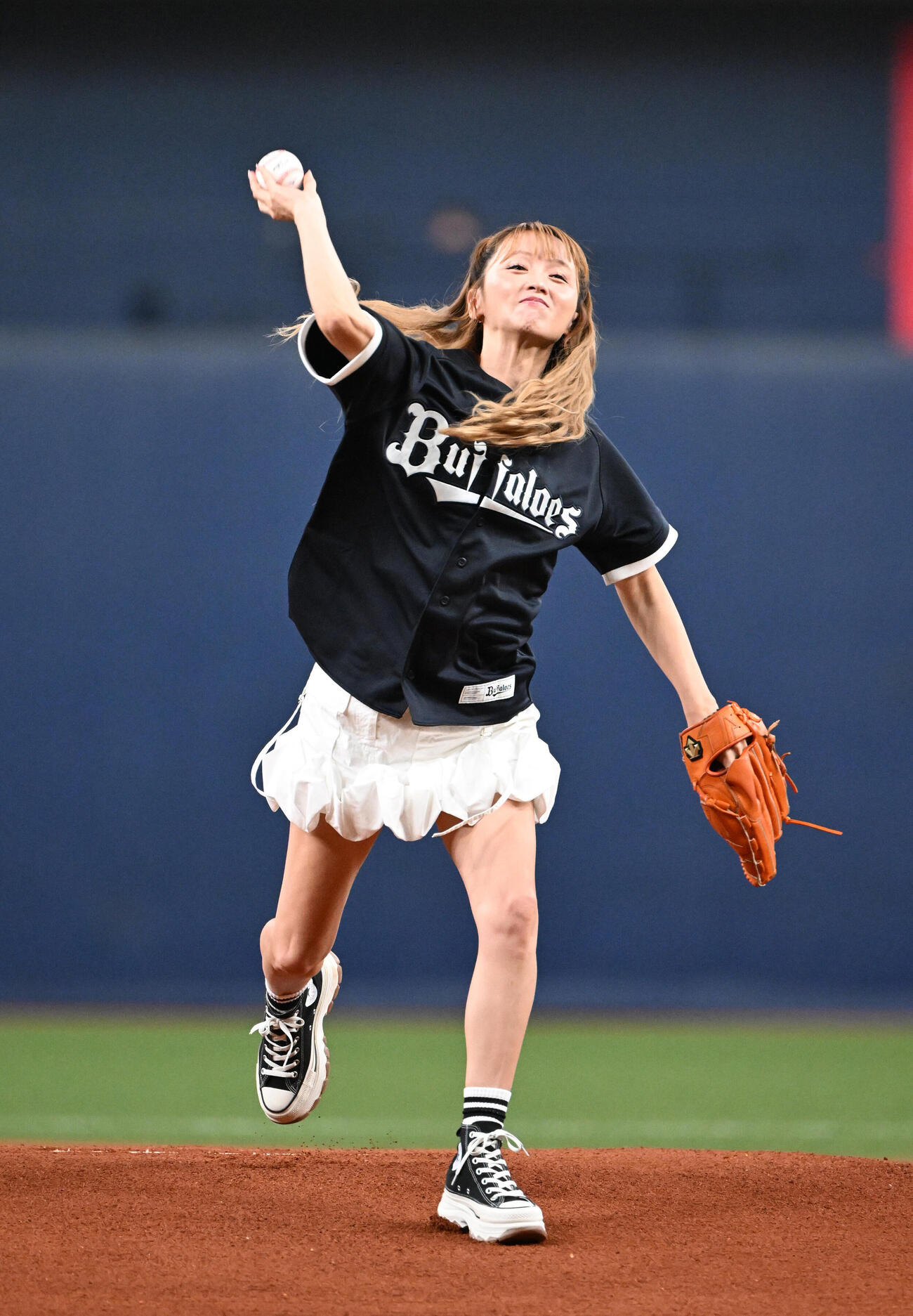 オリックス対ロッテ　始球式を務めるDreamAm（撮影・和賀正仁）