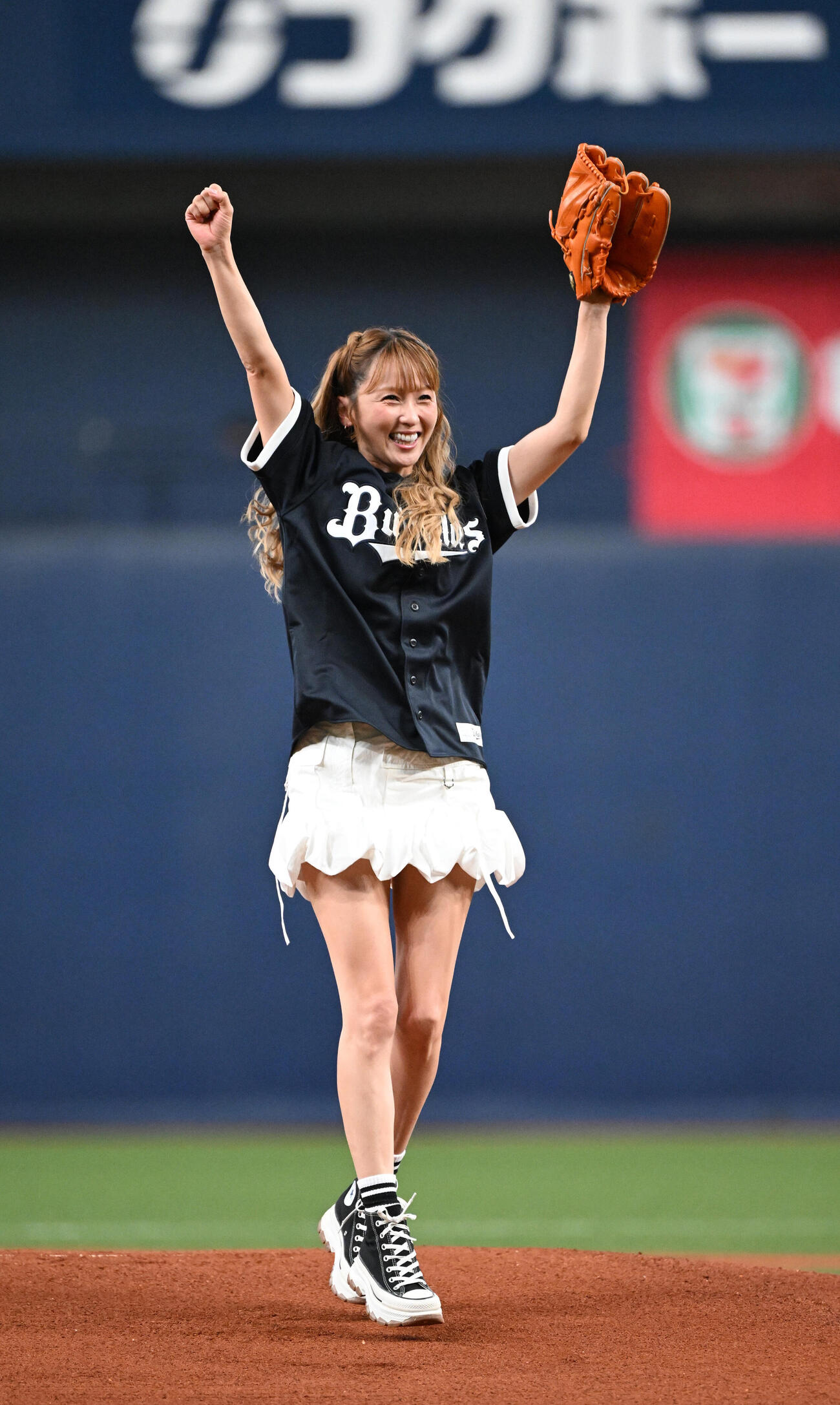 オリックス対ロッテ　始球式を務めるDreamAm（撮影・和賀正仁）