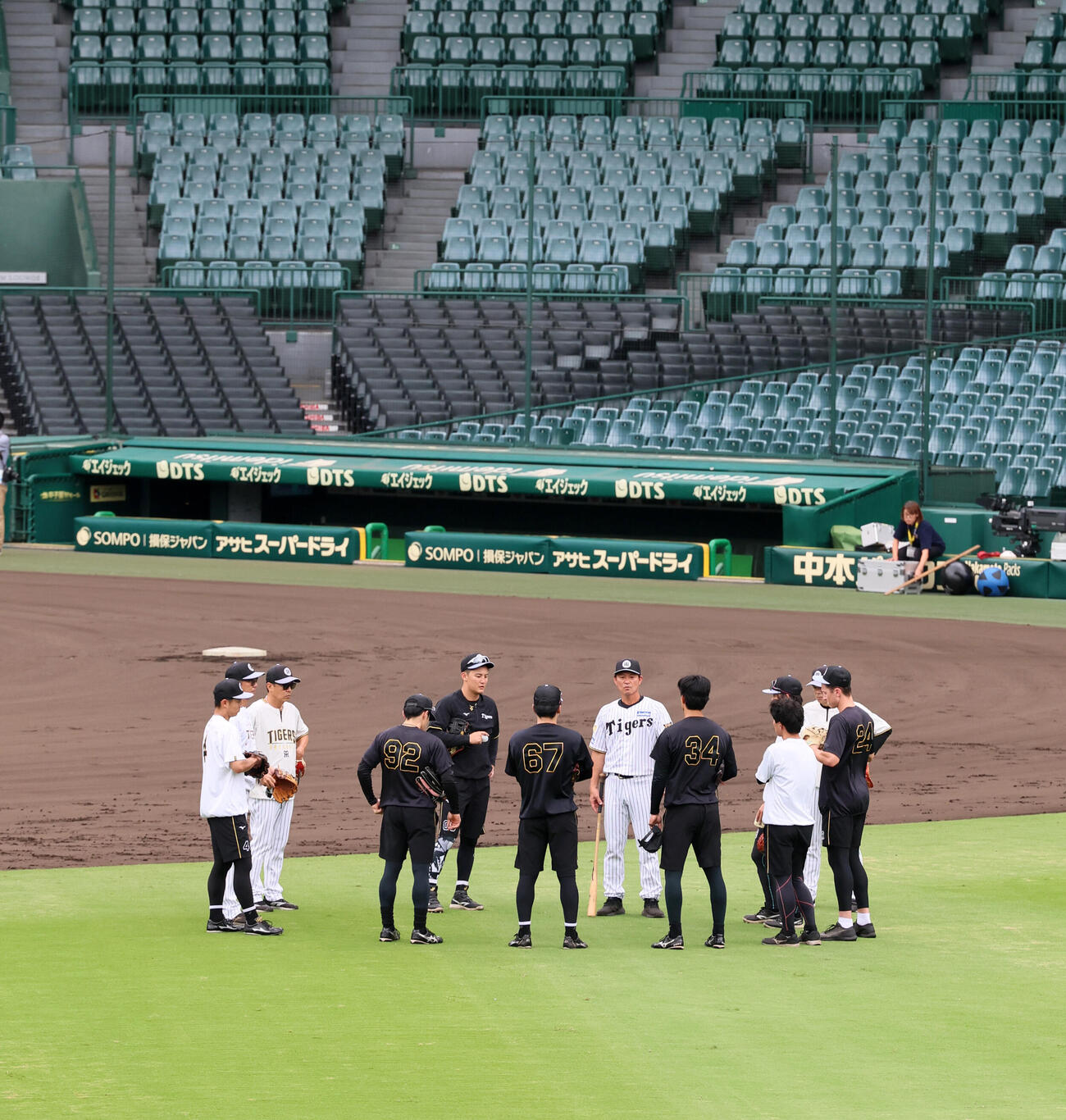 阪神対DeNA　早出特守で内外野の連係などを確認した阪神ナイン（撮影・加藤哉）